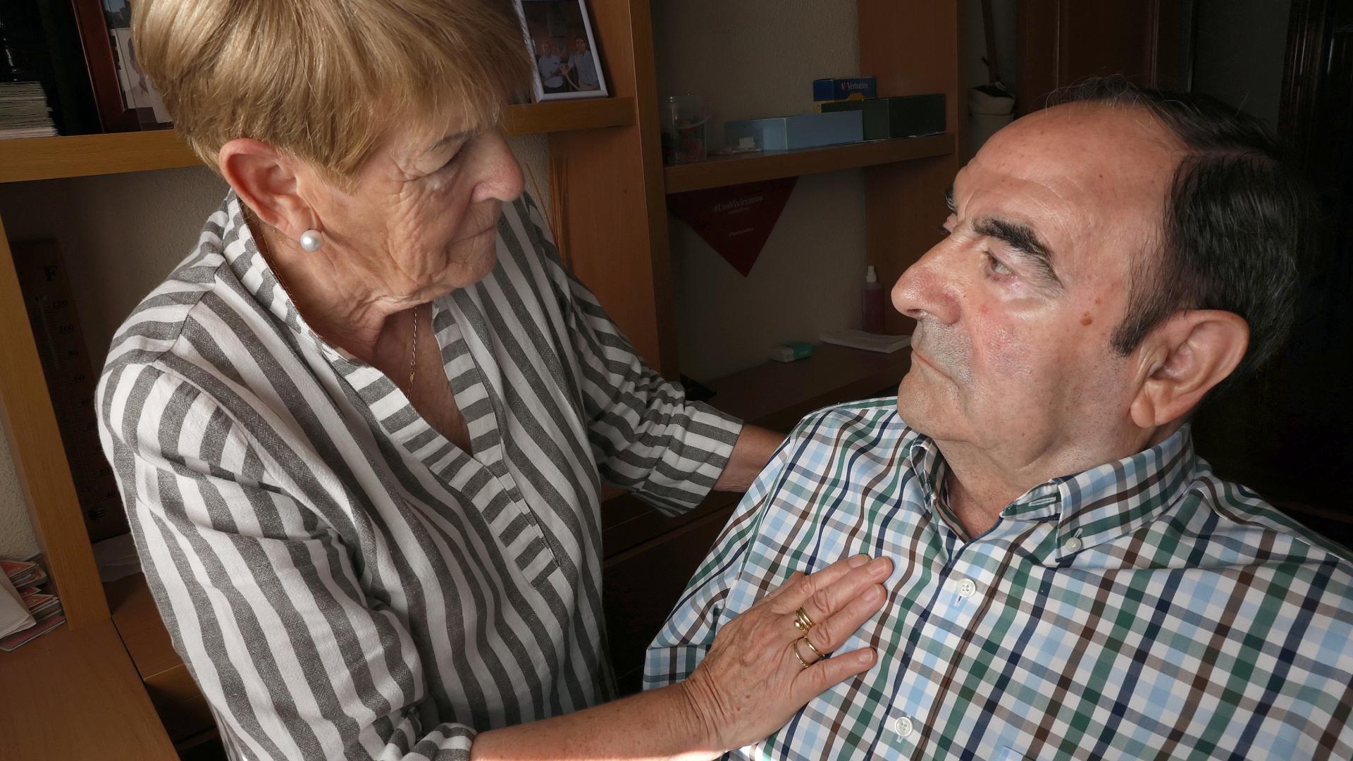 Rosa Mari Luna cuida de su marido, Antonio ‘Toño’ Domínguez, diagnosticado de alzhéimer hace cuatro años