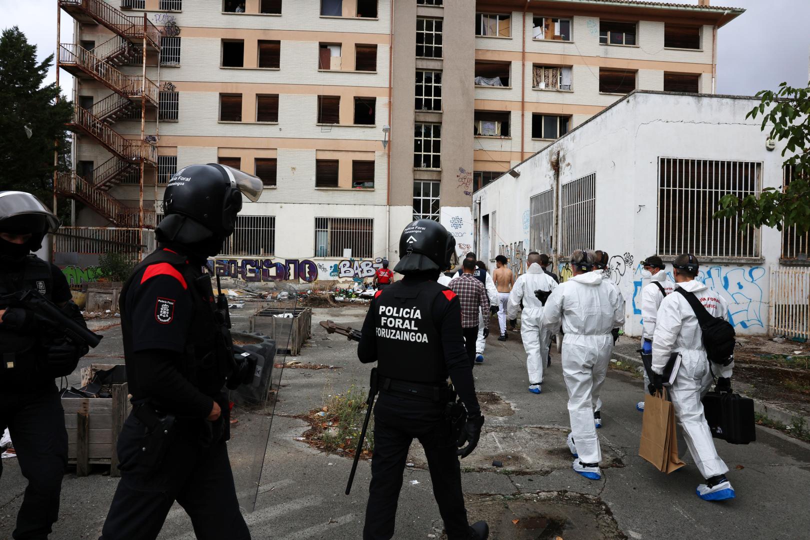 Despliegue este domingo por la tarde de la Policía Científica y del Grupo Intervención de la Policía Foral.en la antigua ikastola Jaso.
