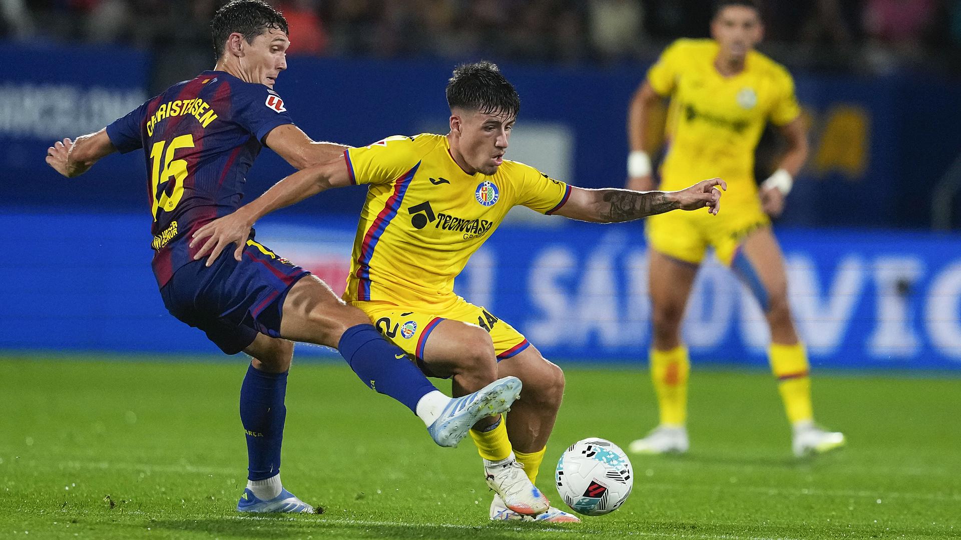 Andreas Christensen pugna con Adrián Liso durante el choque de la Jornada 5 /q
