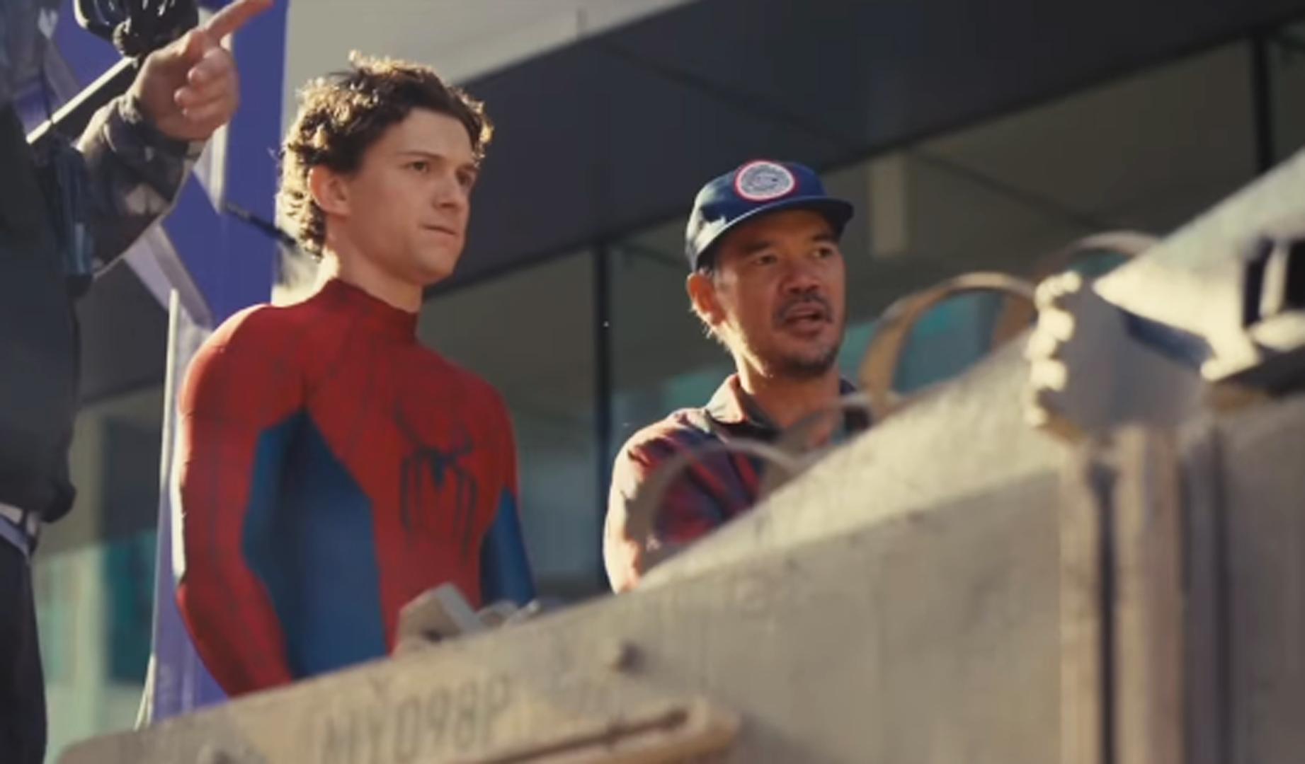 El actor Tom Holland atiende las indicaciones durante el rodaje de la película 'Spiderman: brand new day' /