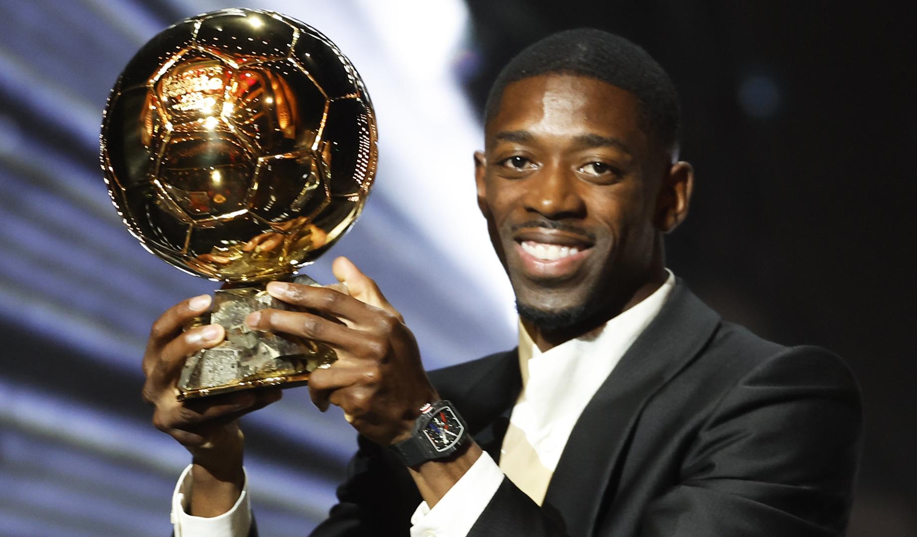 Ousmane Dembélé sostiene el Balón de Oro 2025 /