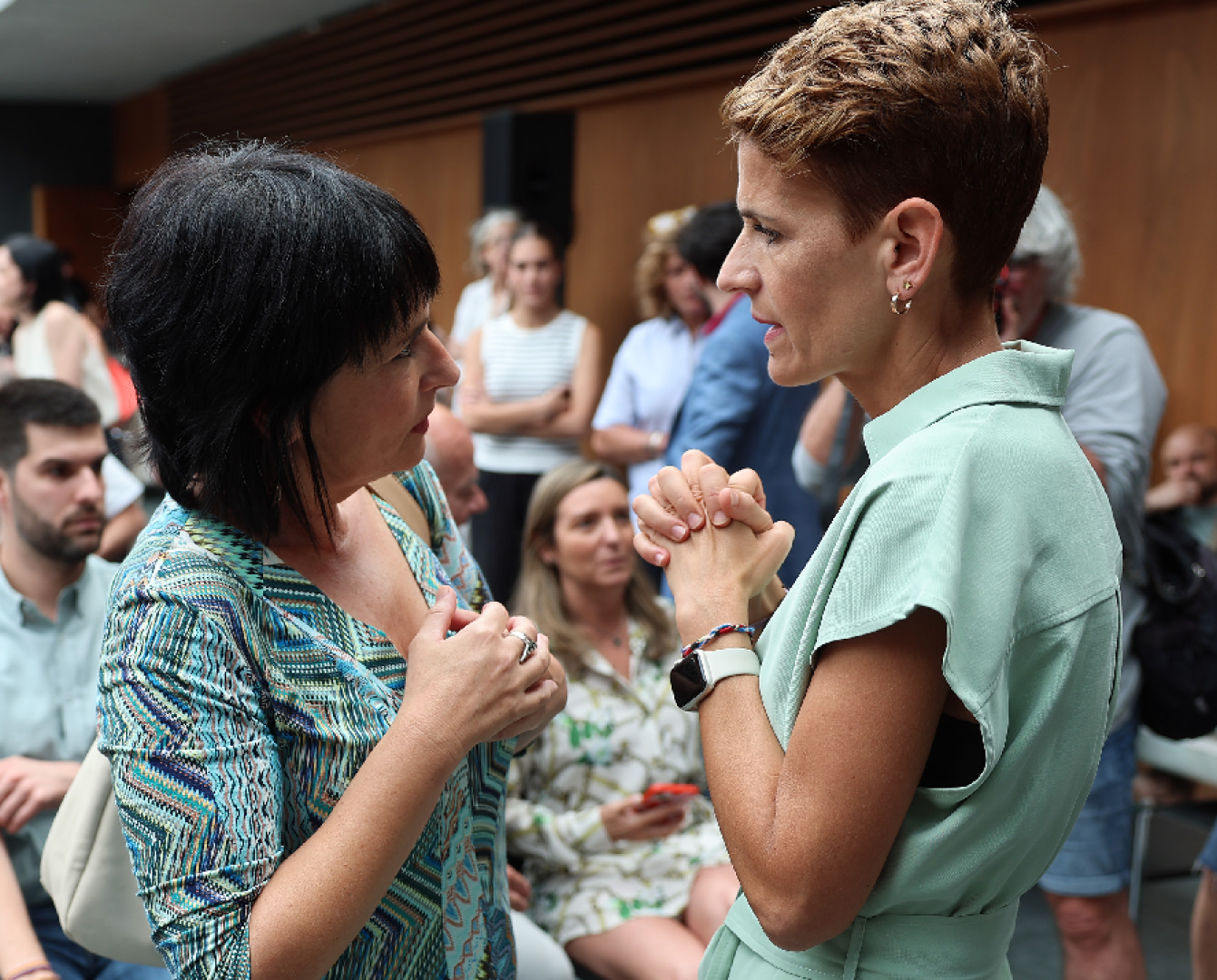 Laura Aznal, portavoz de EH Bildu, conversa con la presidenta María Chivite