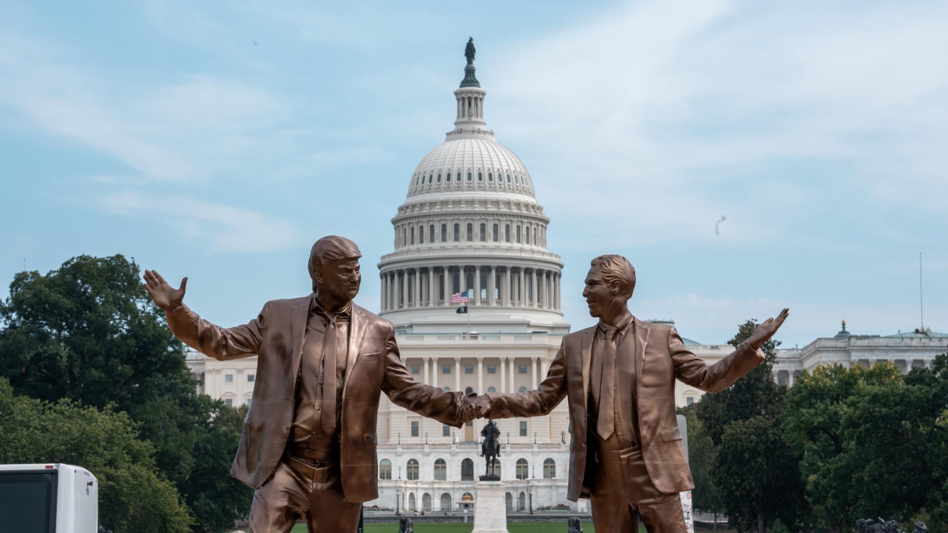 Una escultura satírica de Trump y Epstein aparece frente al Capitolio en Washington