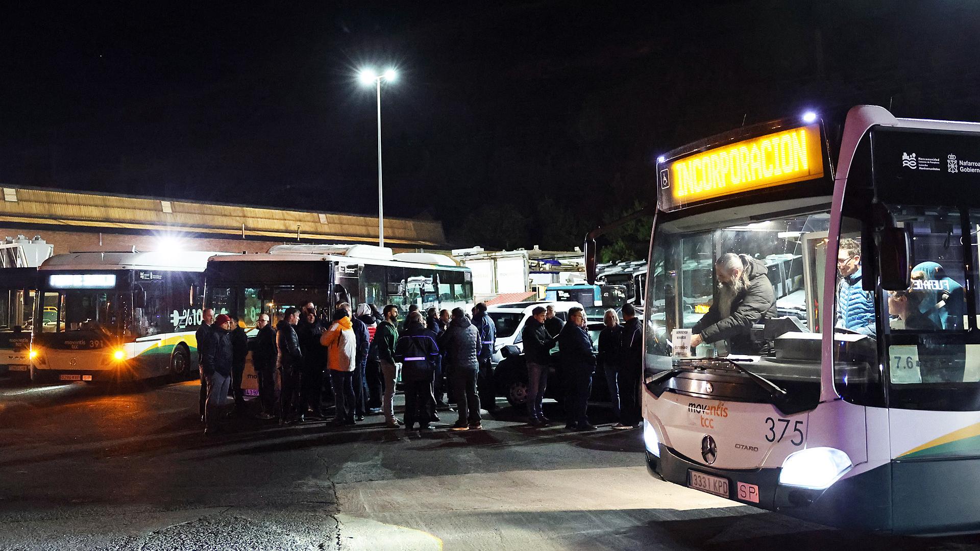 Trabajadores concentrados a las 6.15 de la mañana de este miércoles, 24 de septiembre, en  las cocheras de Ezkaba a la hora de inicio del servicio diurno /