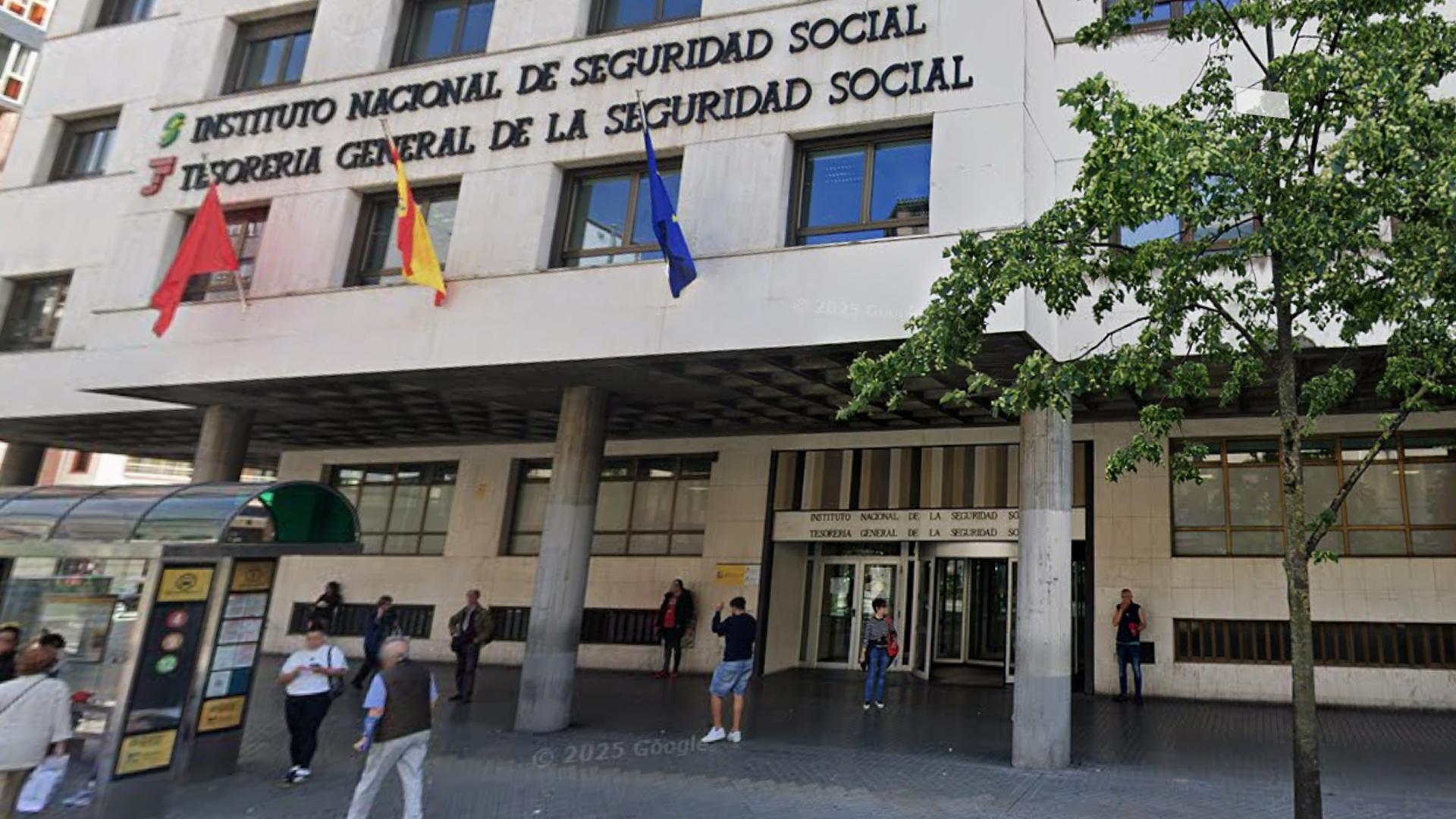 Fachada del Instituto Nacional de la Seguridad Social en Pamplona /