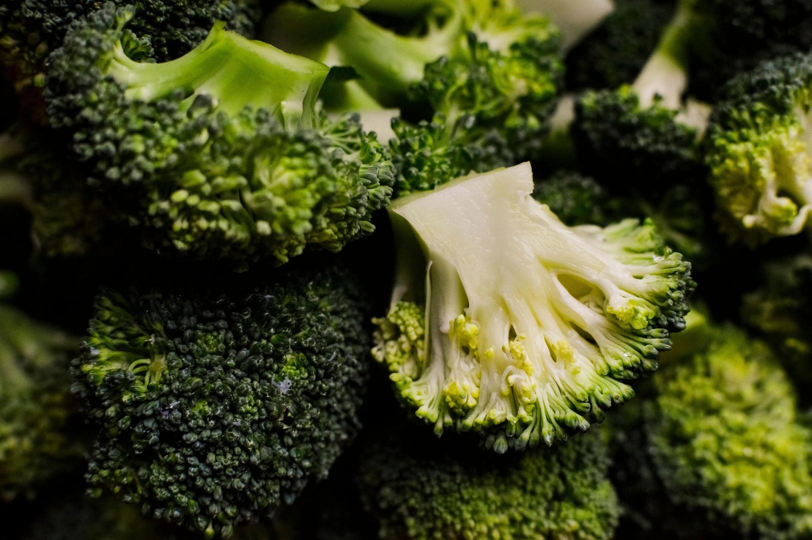 El brócoli, junto a la coliflor o la col, pertenece a la familia de las verduras crucíferas