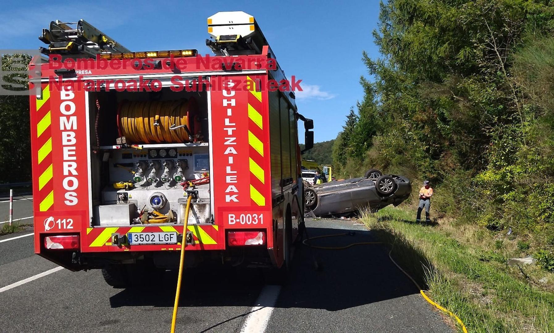 Un camión de bomberos, junto al coche accidentado este sábado en la autovía de Leizarán