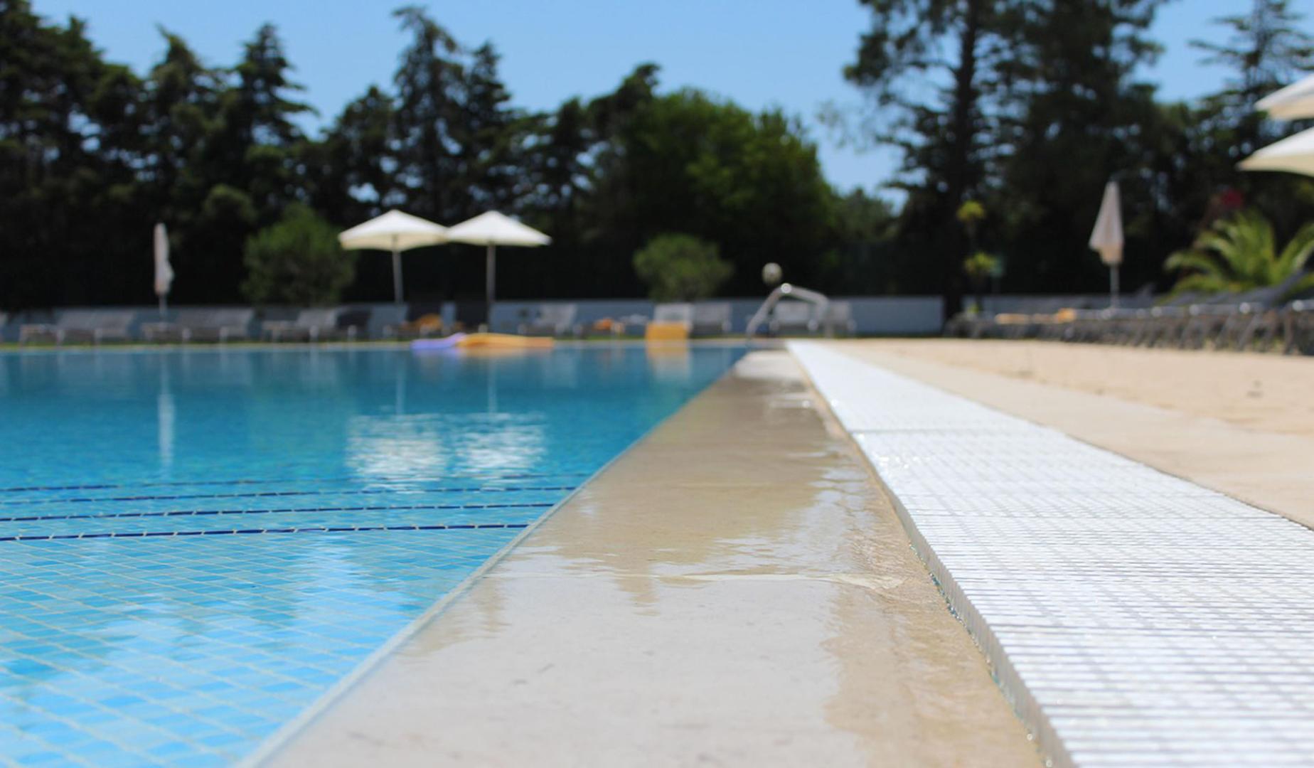 Exterior de una piscina