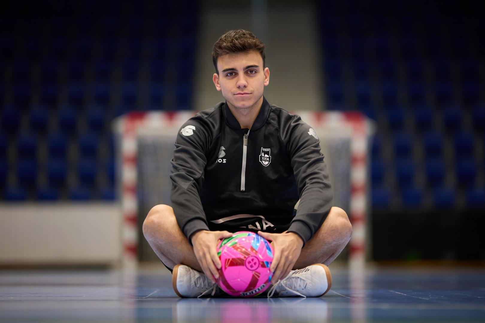 Pablo García 'Pachu', en Anaitasuna, con el balón nuevo de la Primera División de fútbol sala