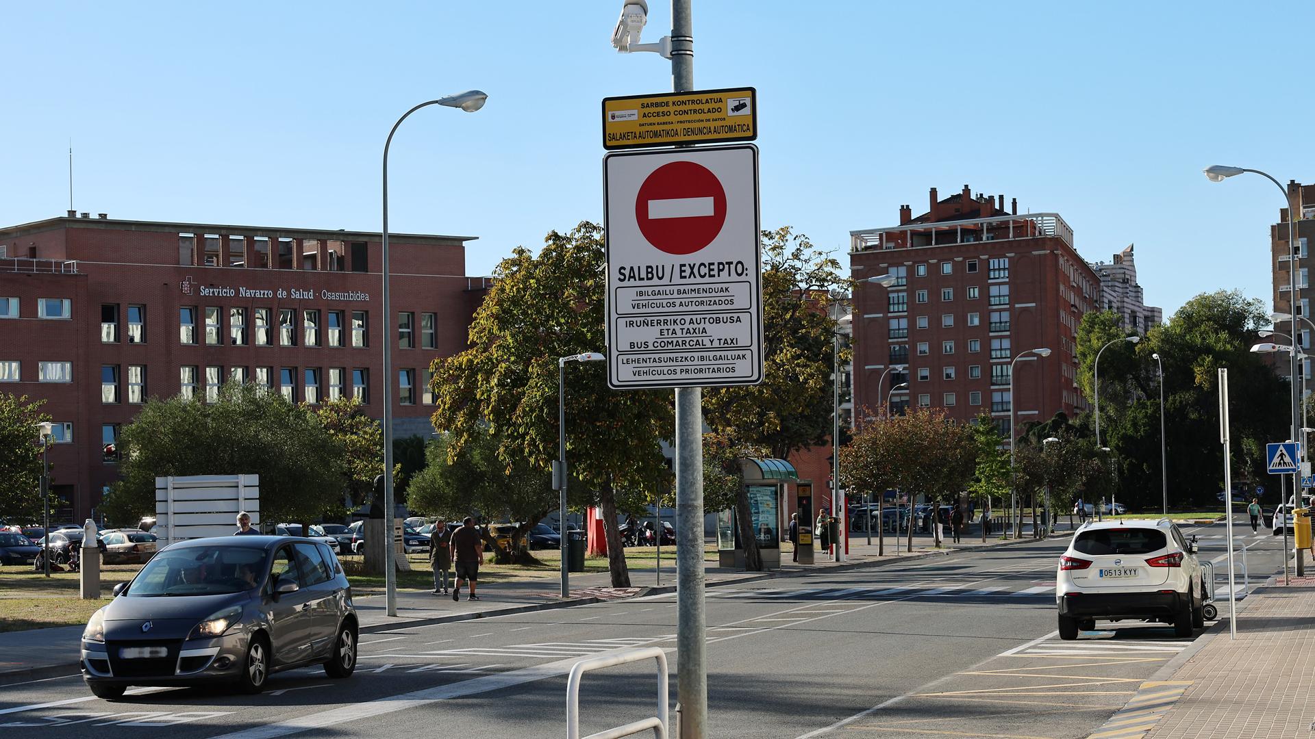 La calle Irunlarrea, en la zona restringida a la circulación, en una imagen tomada este martes