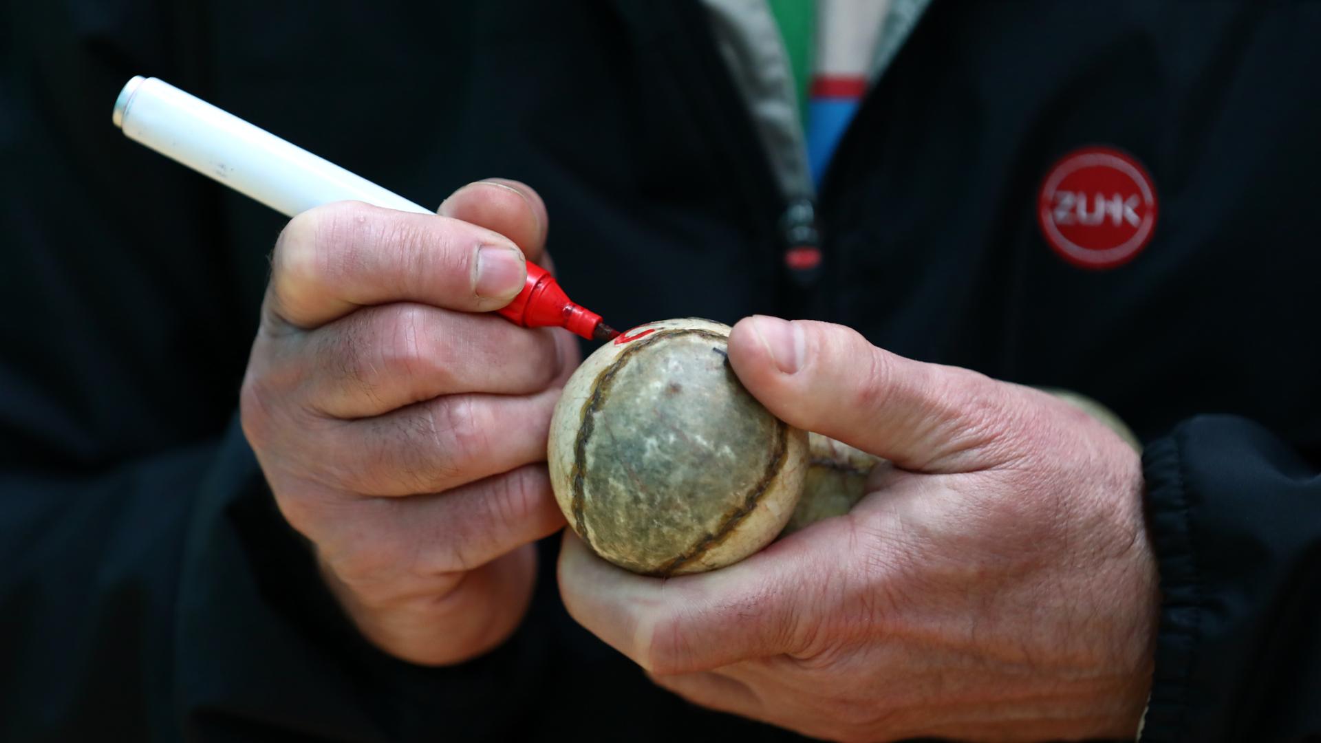 Martín Alústiza marca una pelota en una elección de material.