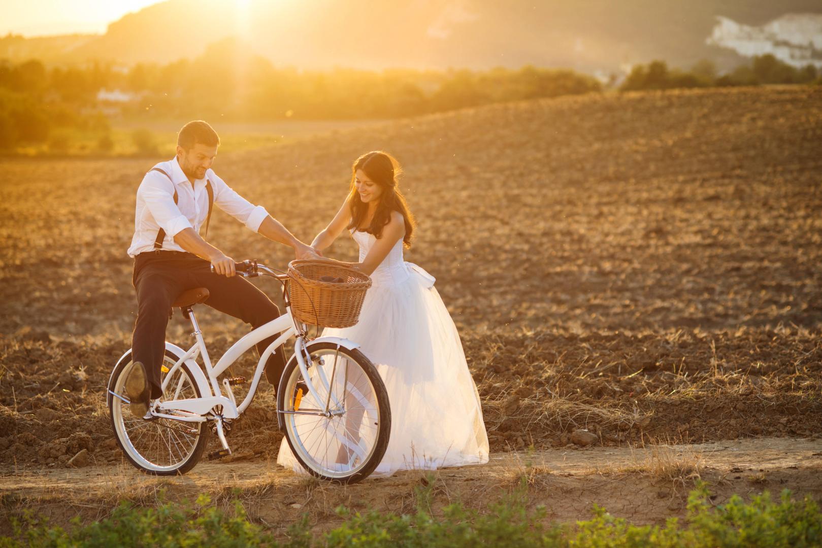 Por una cantidad de dinero irrelevante en comparación con la inversión que supone una boda y el viaje de novios, habremos contratado dos pólizas que nos ayudarán a solventar muchos problemas.