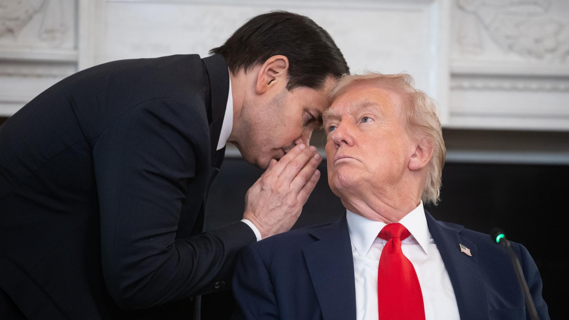 El secretario de Estado, Marco Rubio, susurra al oído de Trump tras darle un papel en el que le anuncia la inminencia de un acuerdo de paz en Gaza