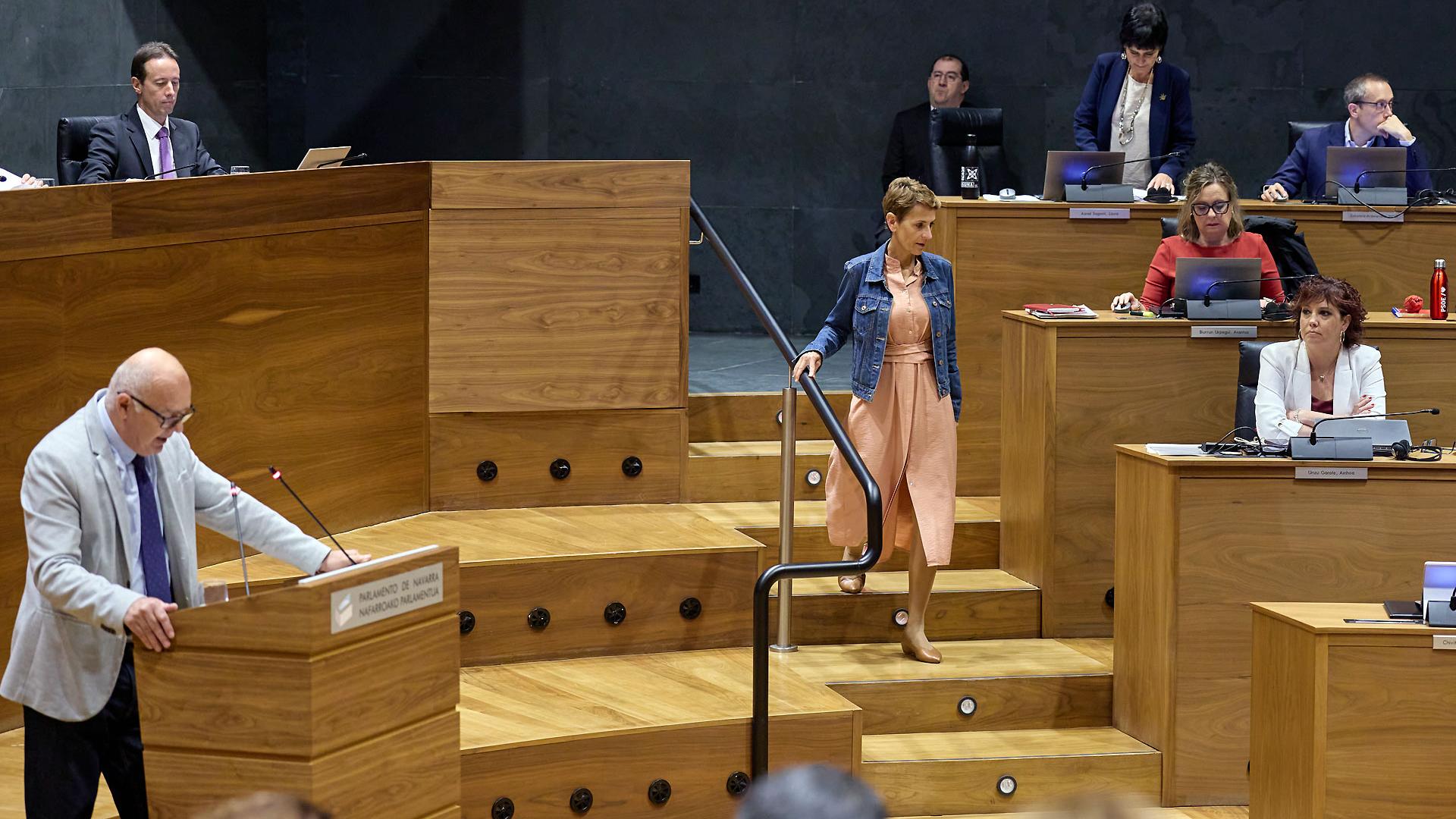 El parlamentario de Vox, Emilio Jiménez, interviene este jueves durante el pleno del Parlamento