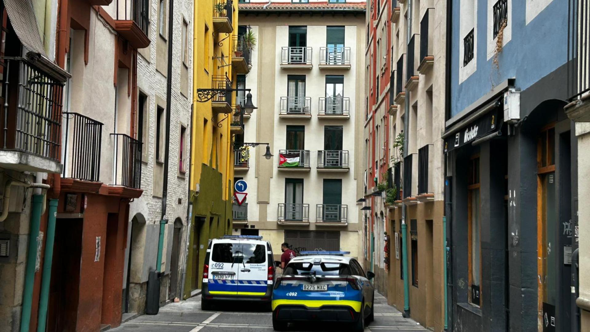 Dos vehículos de la Policía Municipal este jueves por la tarde en el bloque de la calle Tejería
