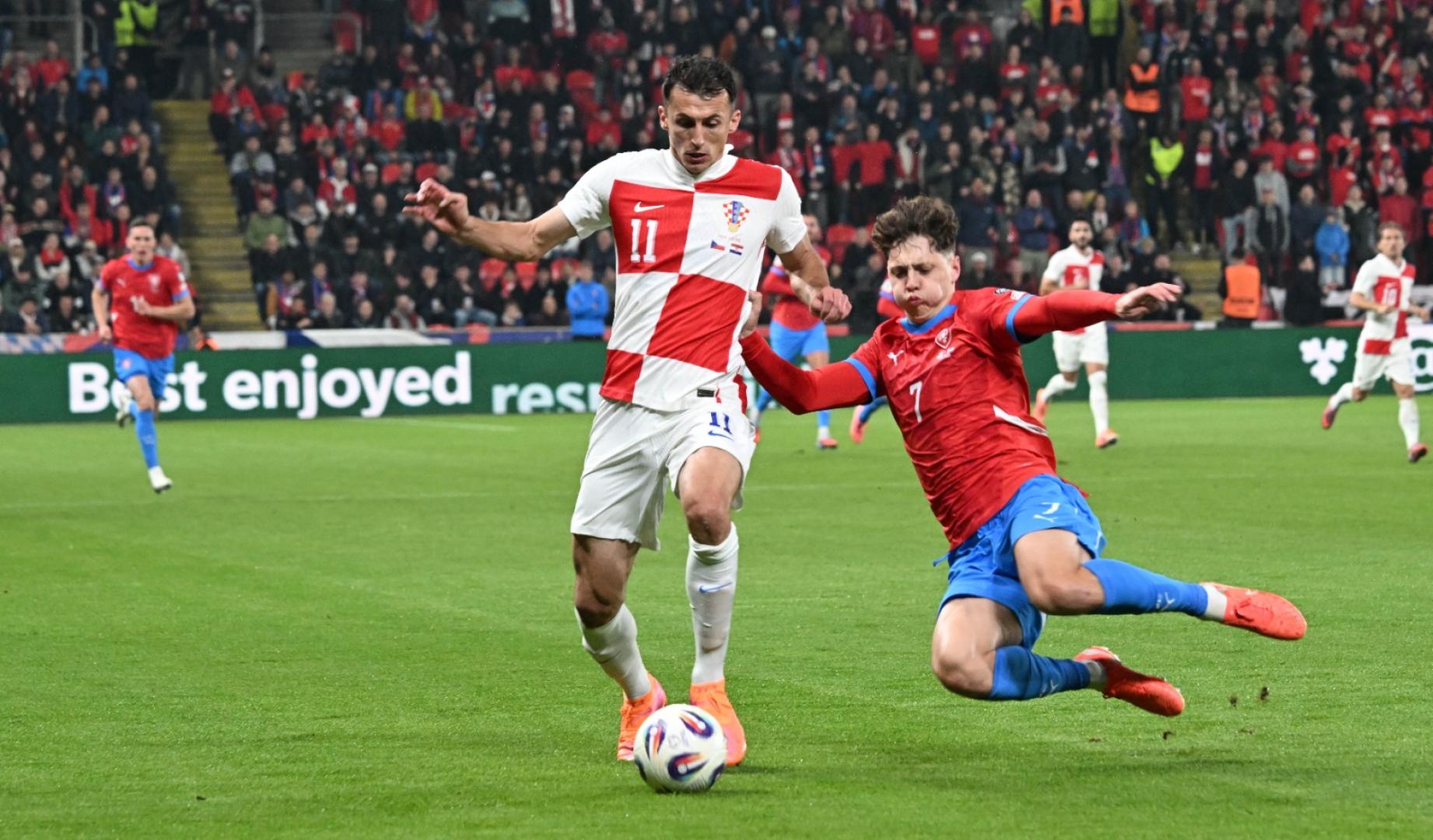 Ante Budimir pelea por un balón con Krejci en el partido disputado entre la República Checa y Croacia este jueves en Praga.