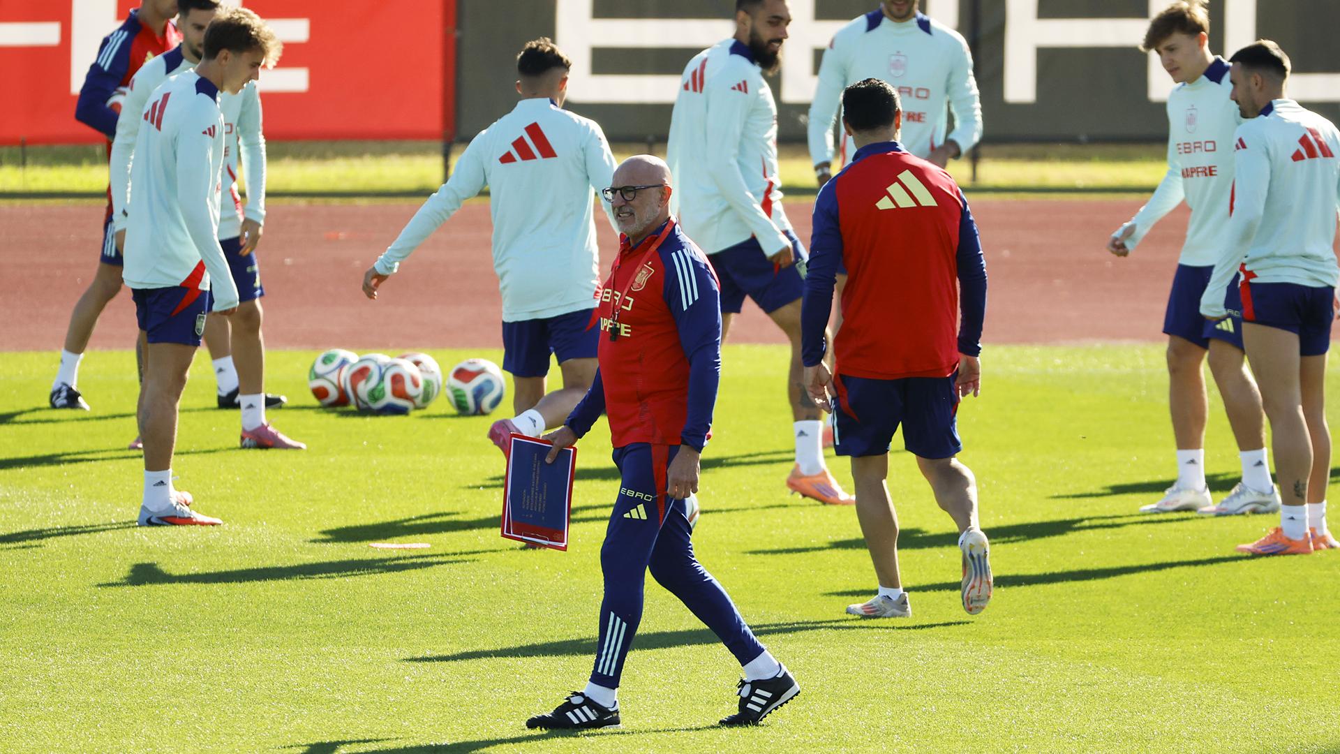 Luis de la Fuente dirige el entrenamiento de la selección española en la Ciudad del Fútbol de Las Rozas este viernes, 10 de octubre /