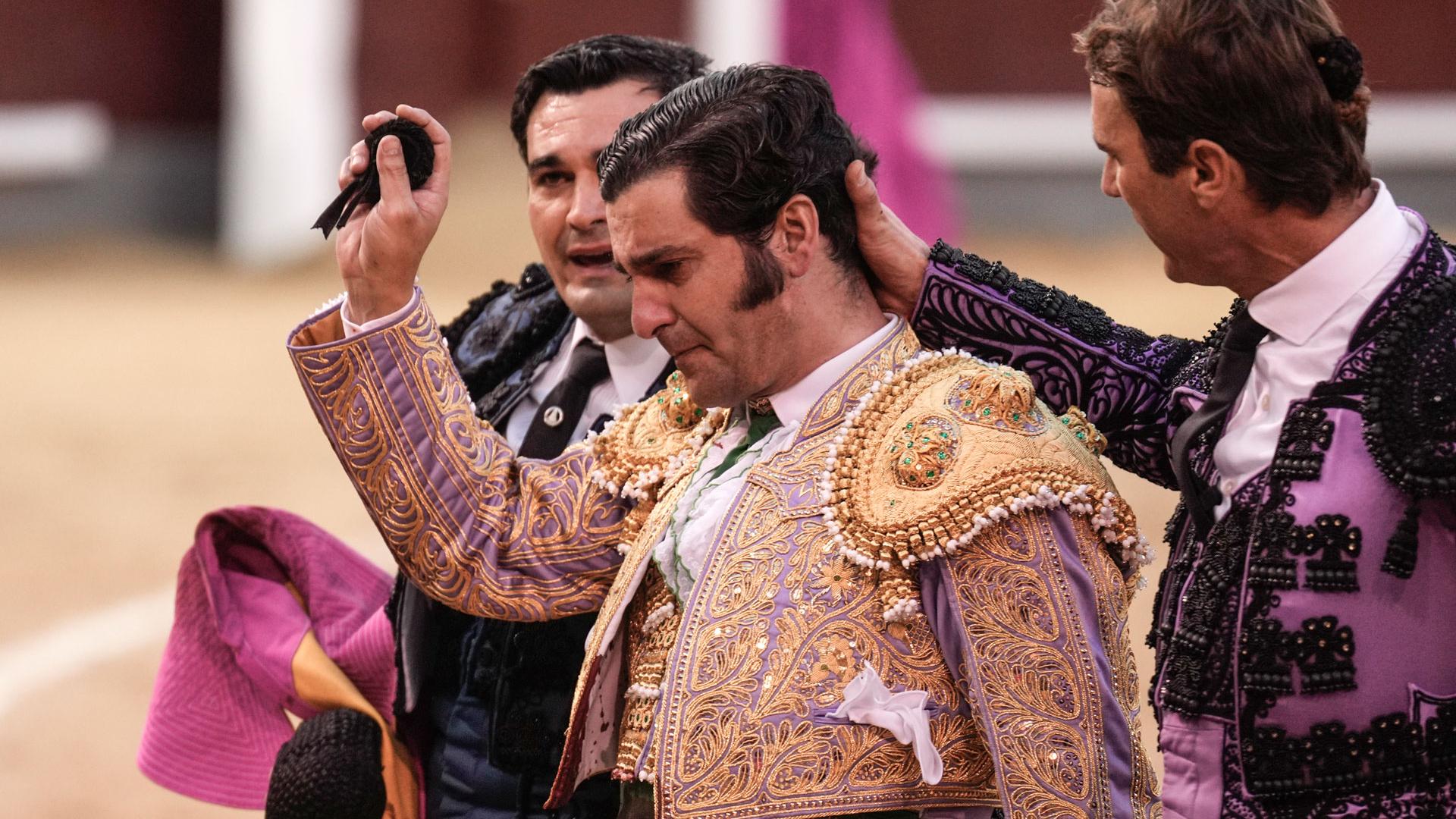 El diestro Morante de la Puebla durante el festejo taurino de la Feria de Otoño celebrado este domingo en la plaza de Las Ventas, en Madrid.