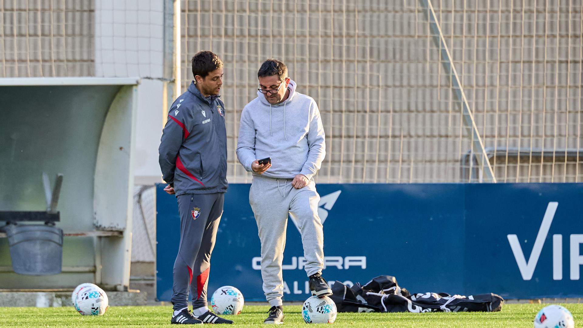 Braulio Vázquez enseña a Alessio Lisci la pantalla de su teléfono móvil al término del entrenamiento de ayer