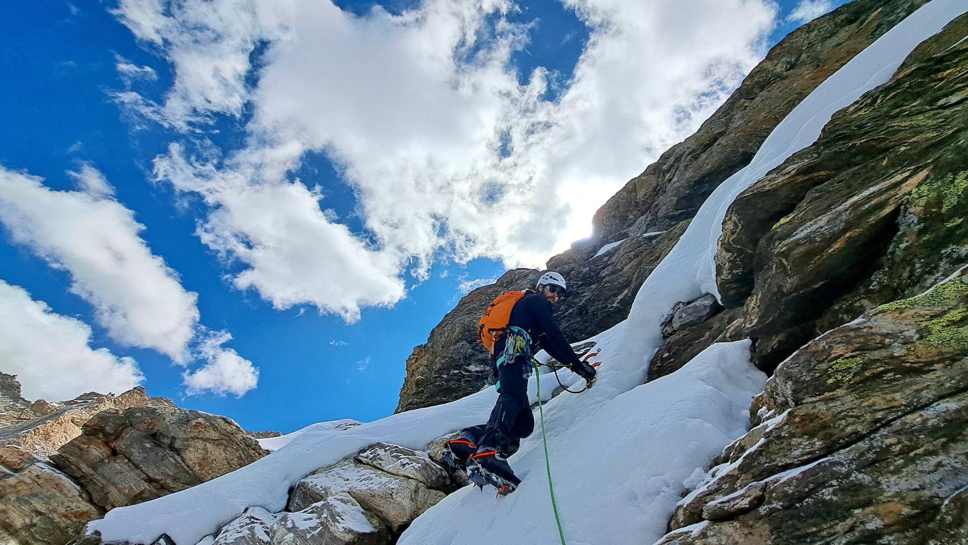 Los dos alpinistas intentaron el ascenso a cuatro cumbres, pero el mal estado de la nieve impidió completar la escalada a dos de ellas