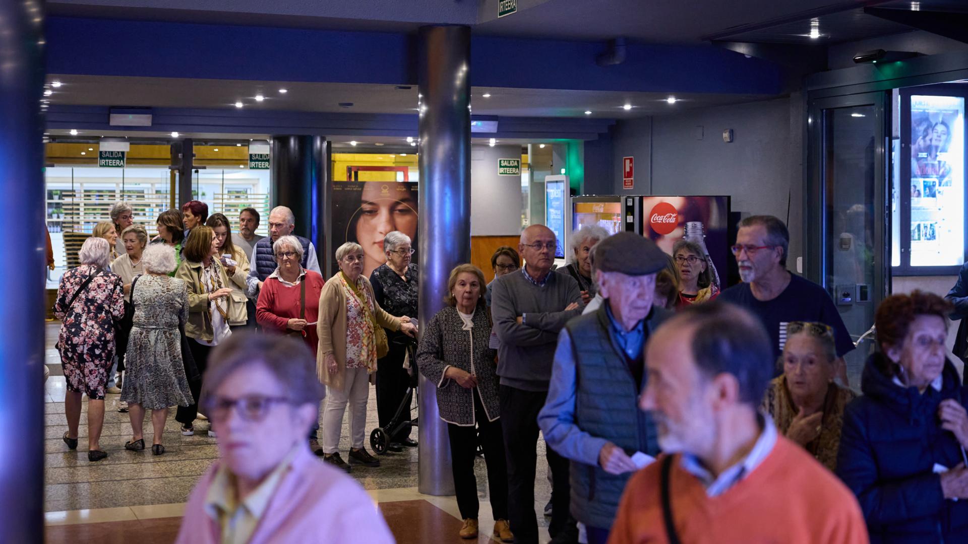 Colas de gente entrando al cine Golem Baiona el pasado martes
