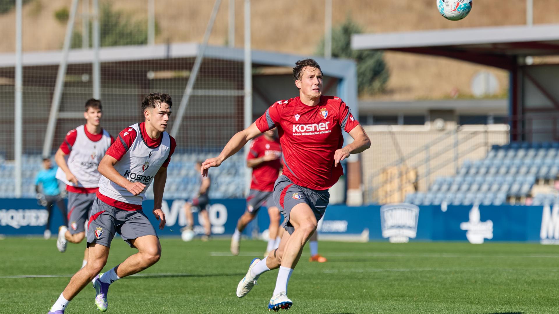 Jorge Herrando persigue un balón en presencia del canterano Asier Bonel.