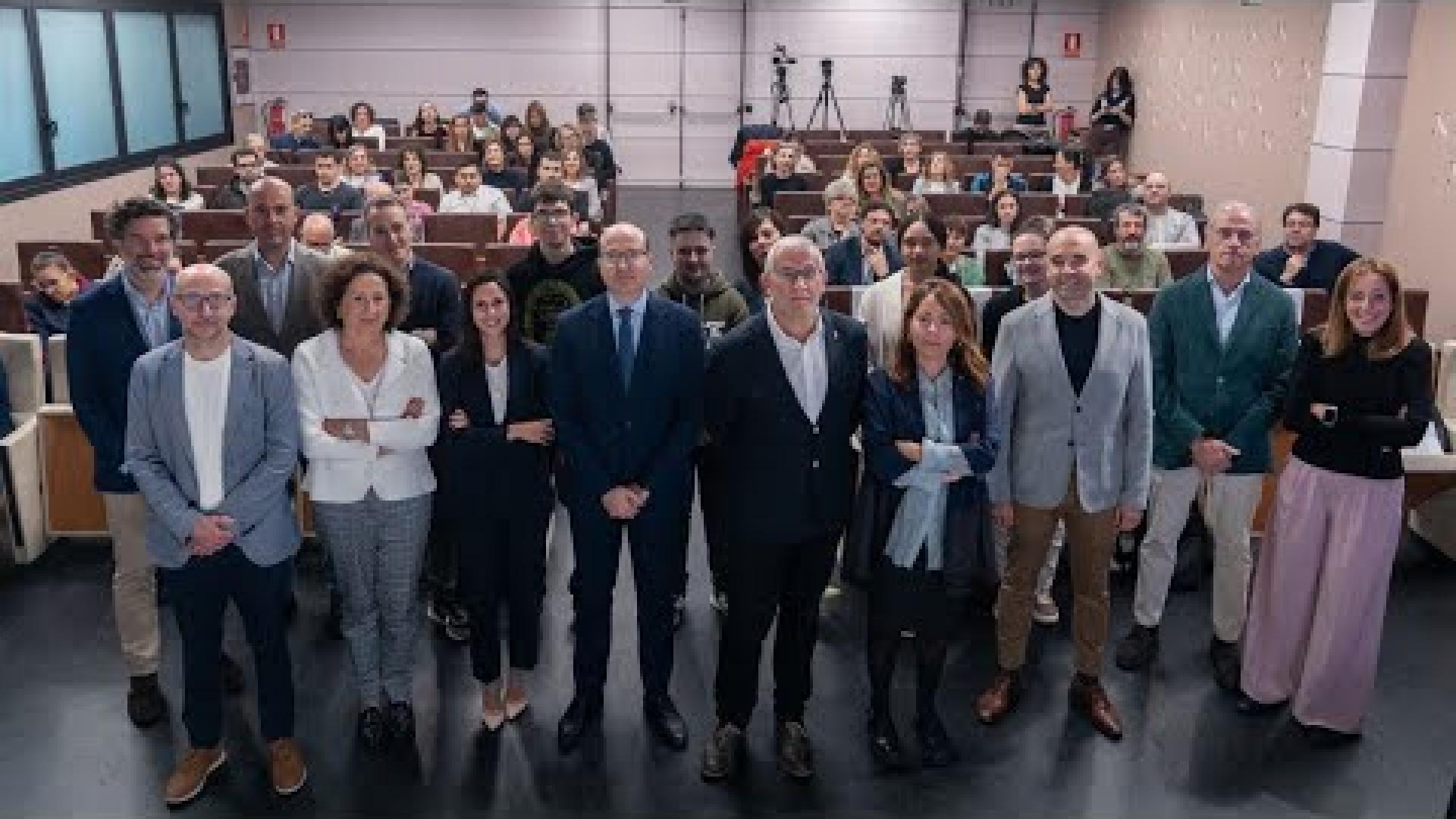 Hoy se ha presentado oficialmente UMANA, una iniciativa pionera destinada a promover la creación de empleo de personas con discapacidad intelectual en el ámbito tecnológico. El evento, celebrado en el salón de actos de la Confederación Empresarial Navarra (CEN), ha contado con la participación del vicepresidente primero y consejero de Presidencia e Igualdad, Félix Taberna, quien ha destacado el carácter transformador del proyecto: “Las empresas tecnológicas necesitan personas con miradas heterogéneas, capaces de entender y resolver los retos desde perspectivas diferentes. Por eso resulta tan importante que personas con y sin discapacidad trabajen codo con codo. La innovación surge cuando las personas se atreven a hacerse nuevas preguntas. Y esas preguntas nacen cuando interactúan talentos diversos y sensibilidades que se complementan mutuamente”.