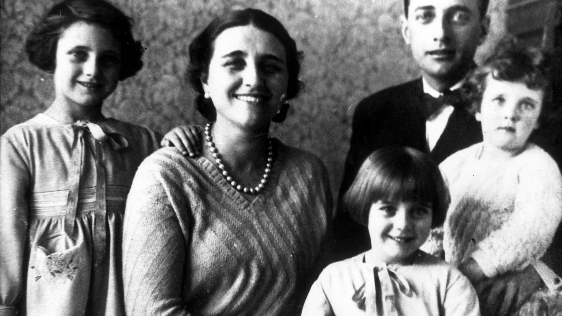 Luis Elío Torres con su esposa, Carmen Bernal López del Lago, y sus tres hijas: Carmen, Cecilia y María Luisa (de izquierda a derecha).