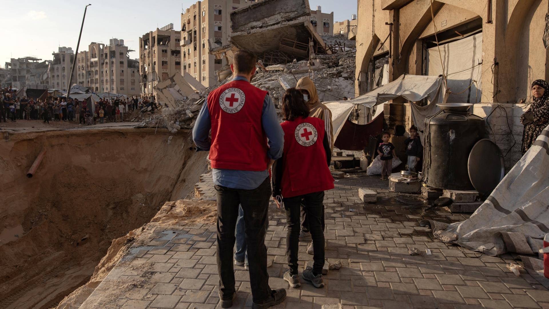 Miembros de Cruz Roja, en Gaza