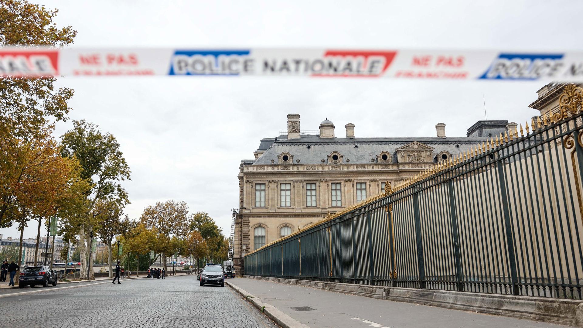 Exterior del museo Louvre, este domingo en Paris tras sufrir un robo