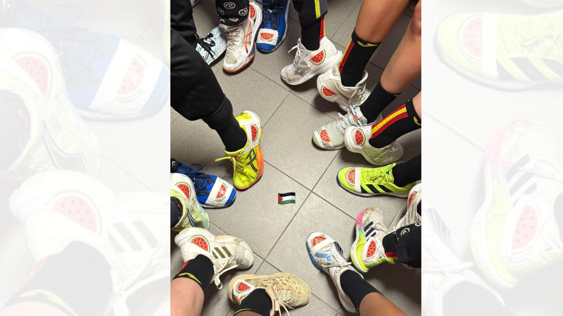 Imagen de las zapatillas de las jugadoras de la selección española de balonmano con pegatinas de sandías para mostrar su apoyo a Palestina