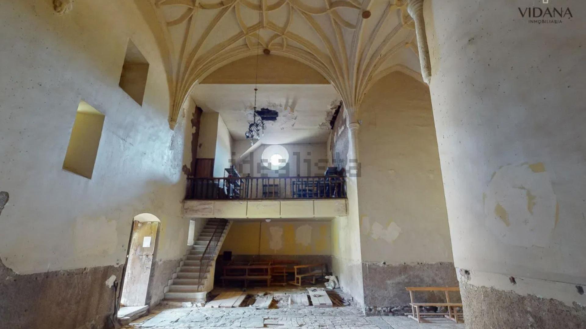 Interior y aspecto del coro de la iglesia