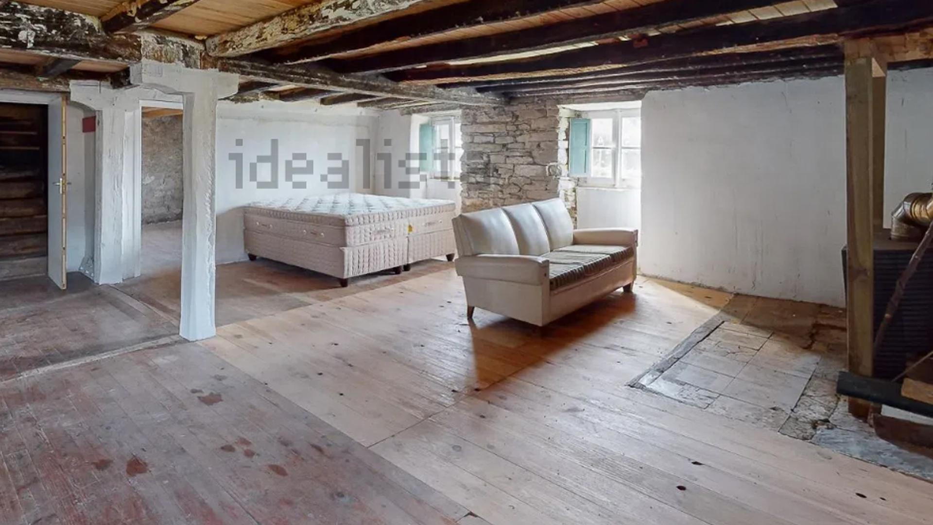 Amplio salón en la primera planta de la vivienda
