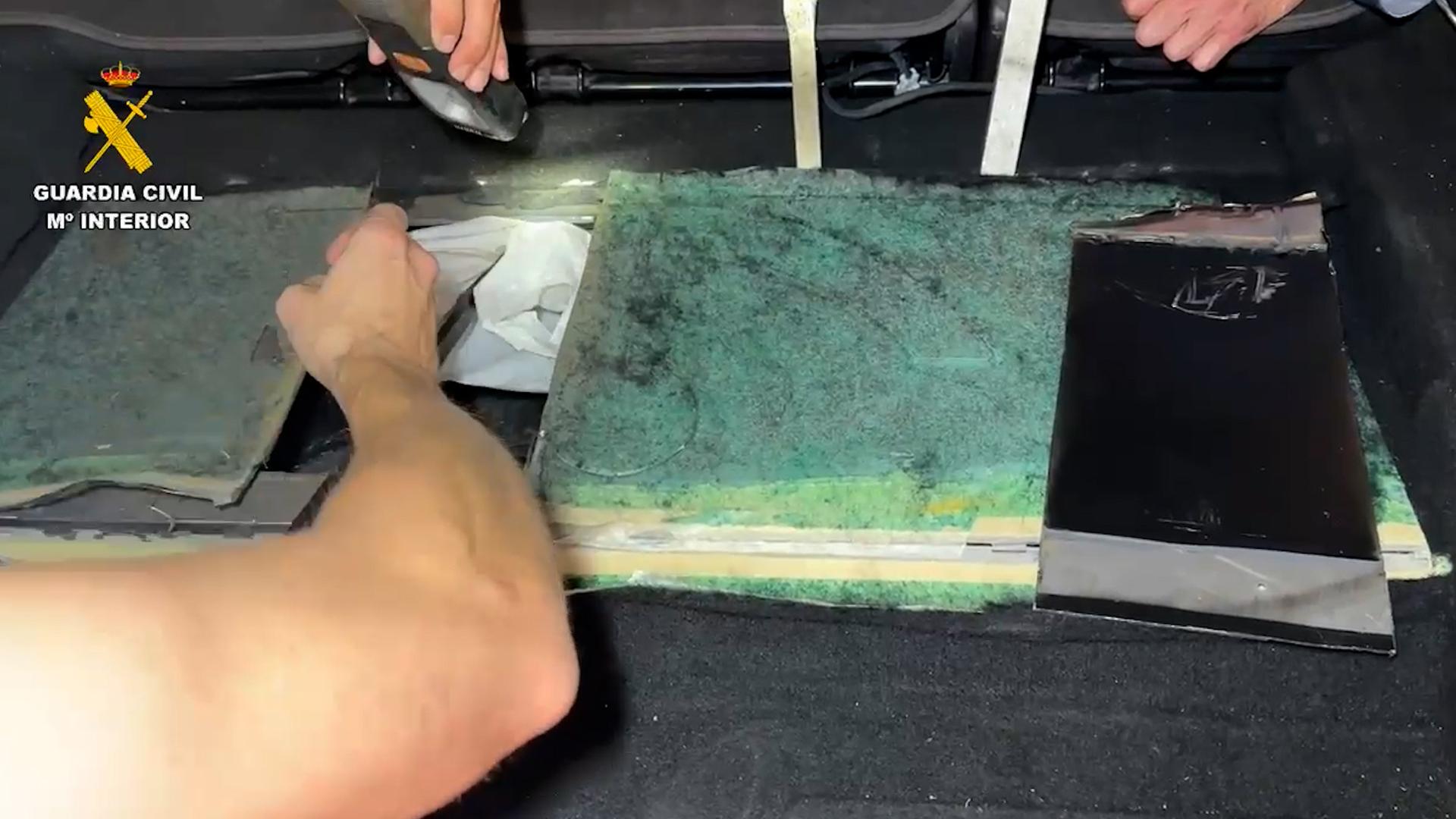 Escondite para transportar la droga en uno de los coches