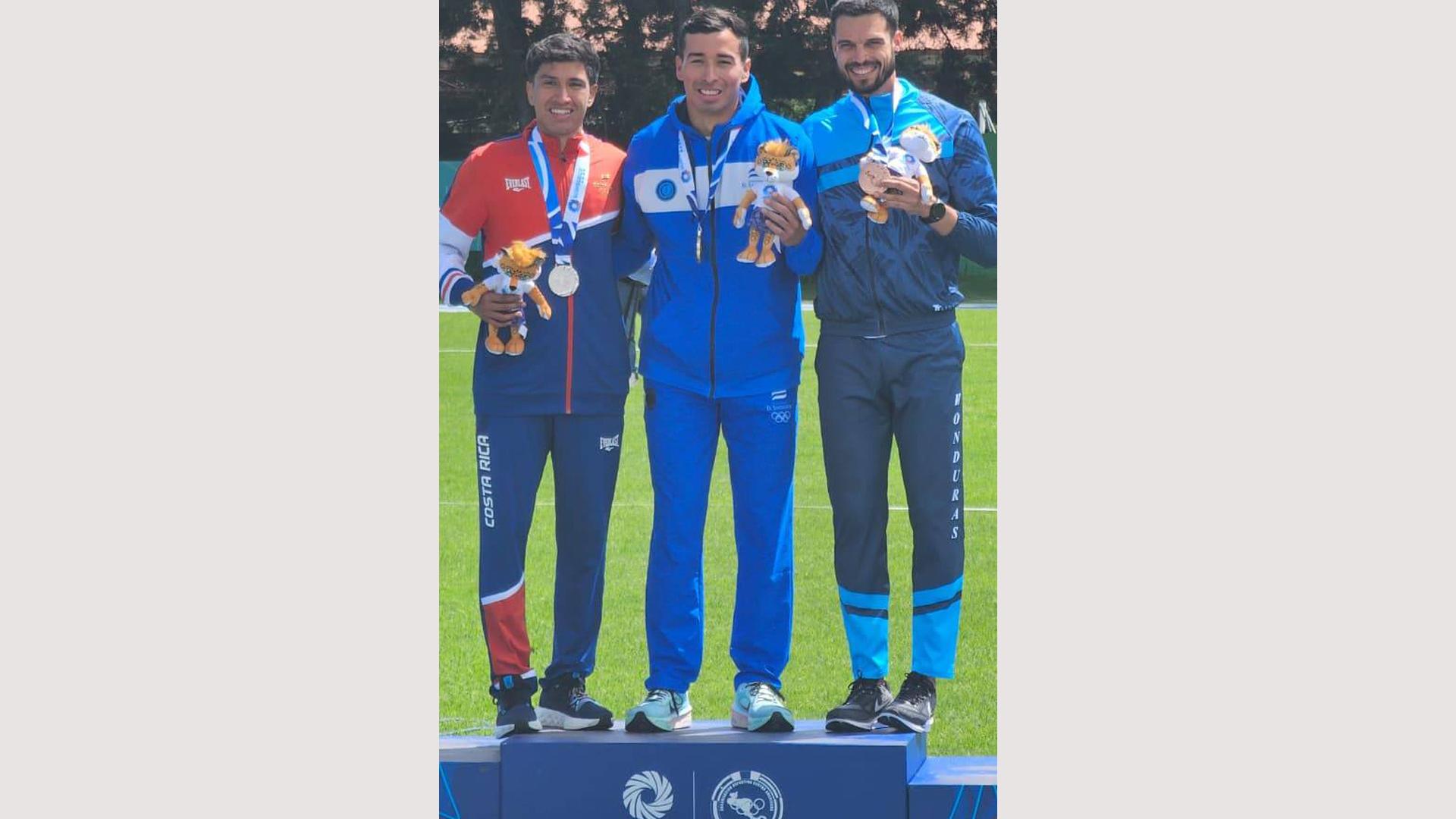 El podio de los 400, con Altamirano, Ibáñez e Íñigo Pérez