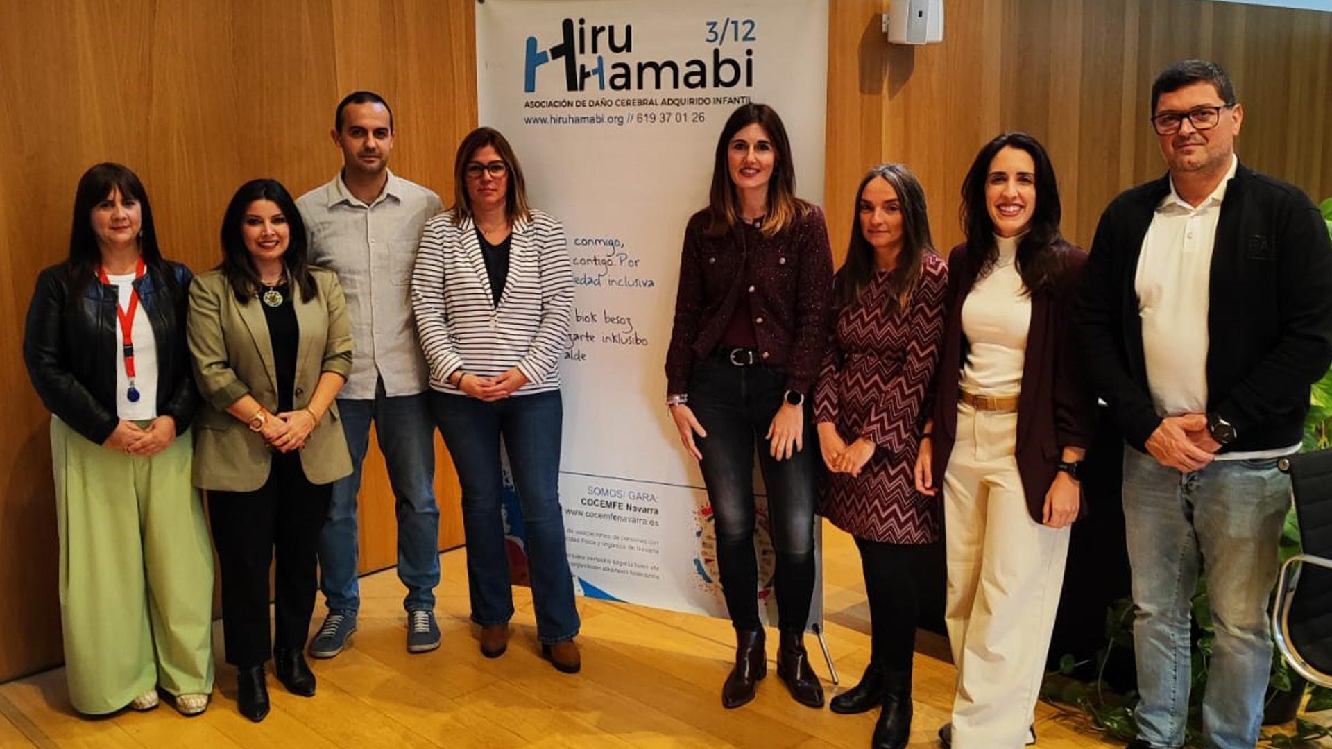 Familias, profesionales y autoridades, en Sarriguren, antes de comenzar el cinefórum sobre el daño cerebral infantil adquirido