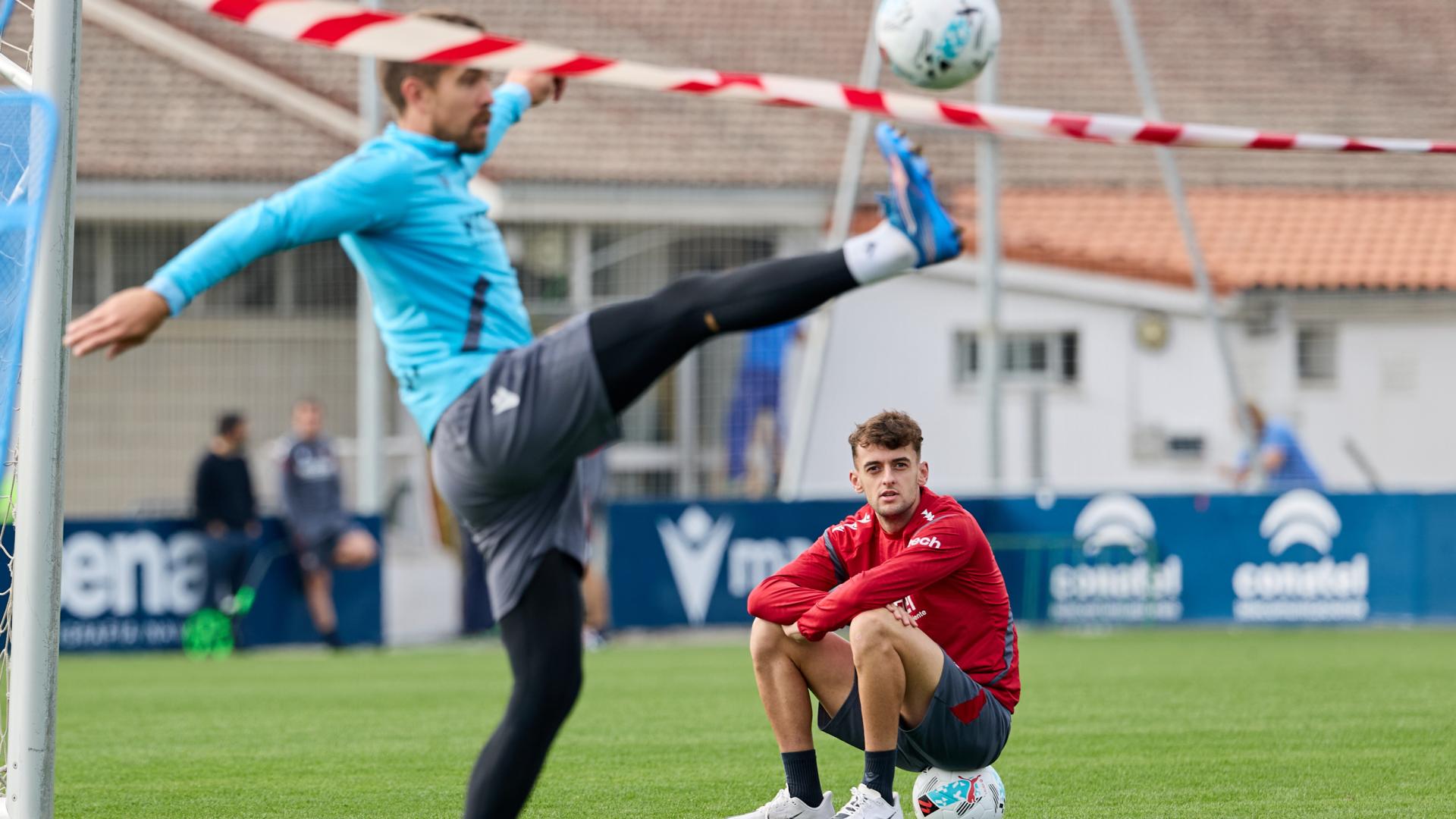 Aimar Oroz, siguiendo un entrenamiento de sus compañeros