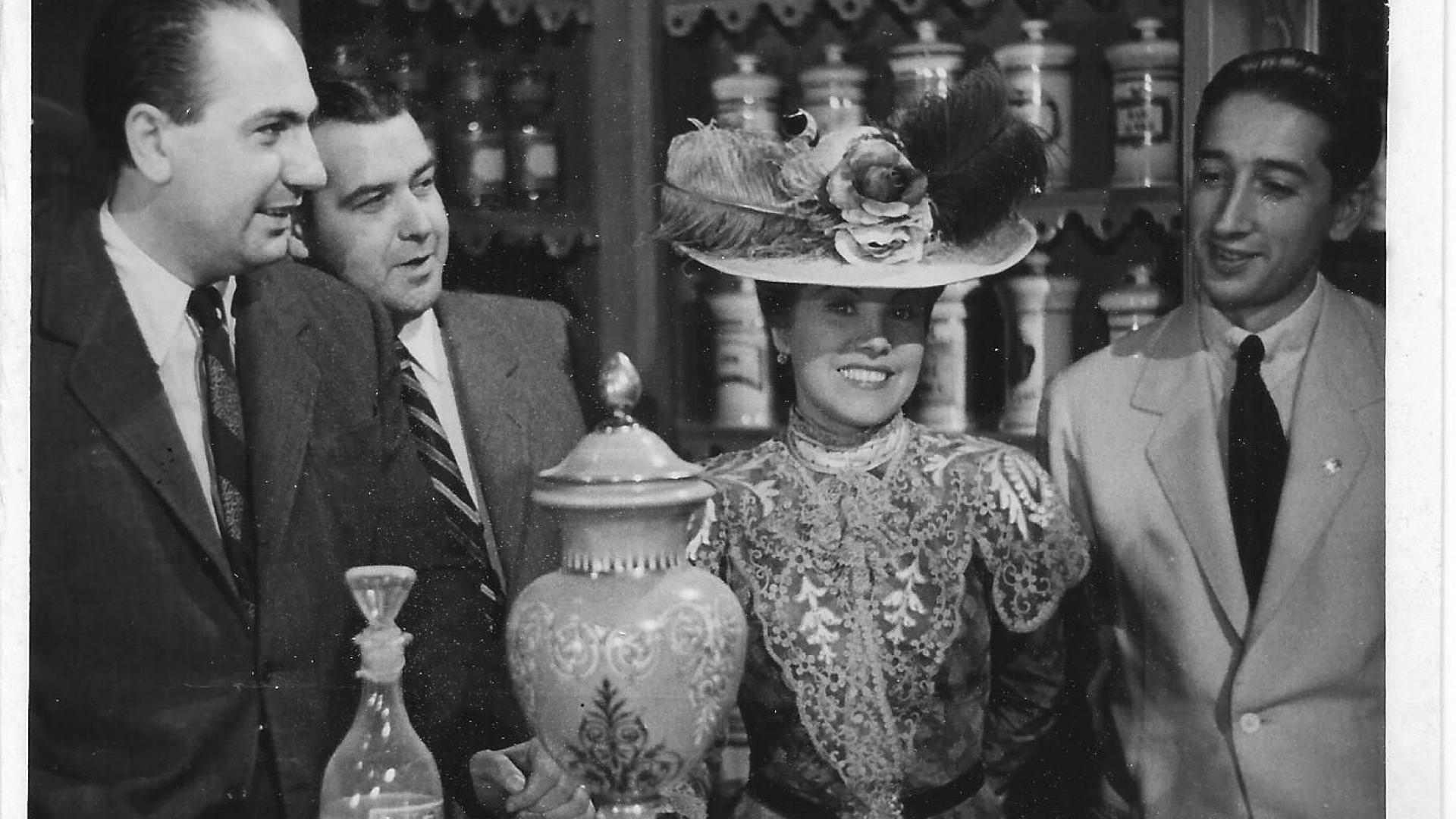 De izda. a dcha: Rafael Gil, Antonio Abad, Mary Delgado y David Jato en el rodaje de 'El fantasma y Doña Juanita'