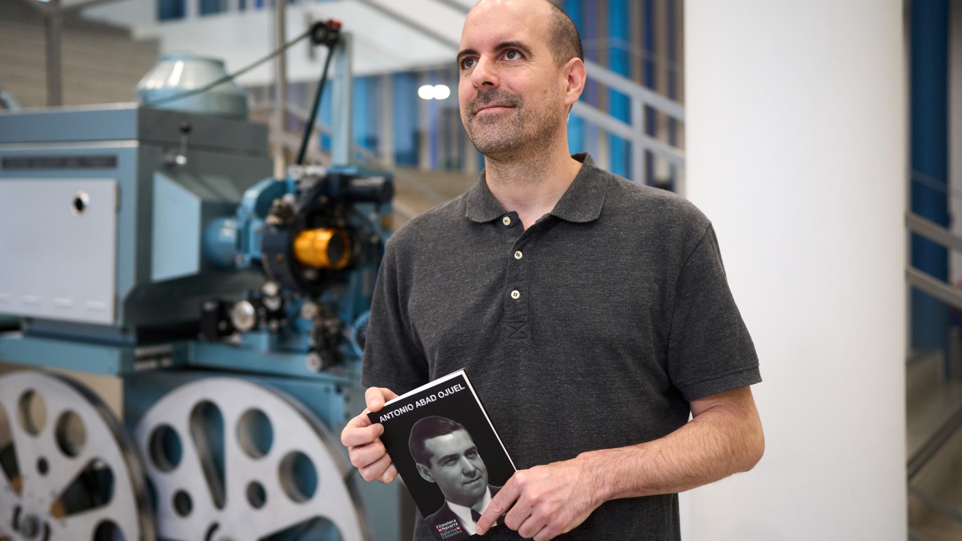 Miguel Zozaya con un ejemplar del libro