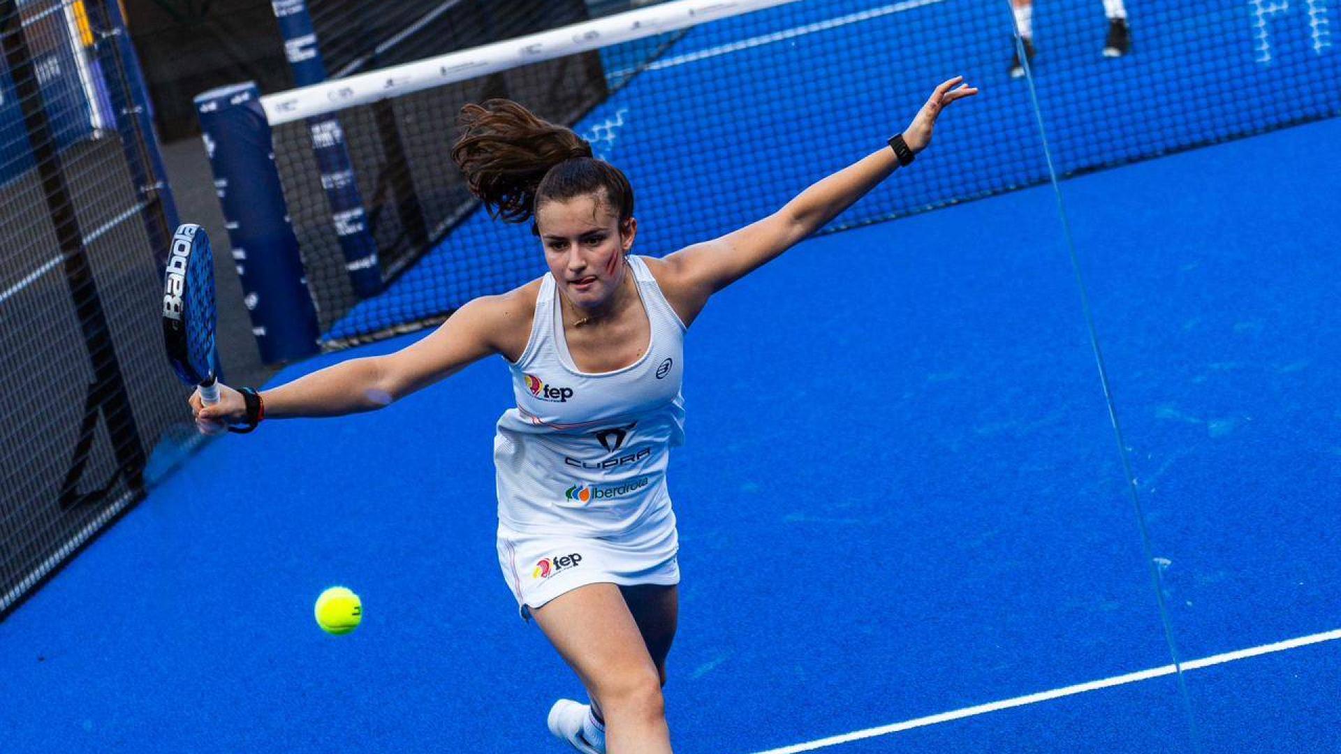 Martina Calvo golpea la pelota en el partido contra Países Bajos