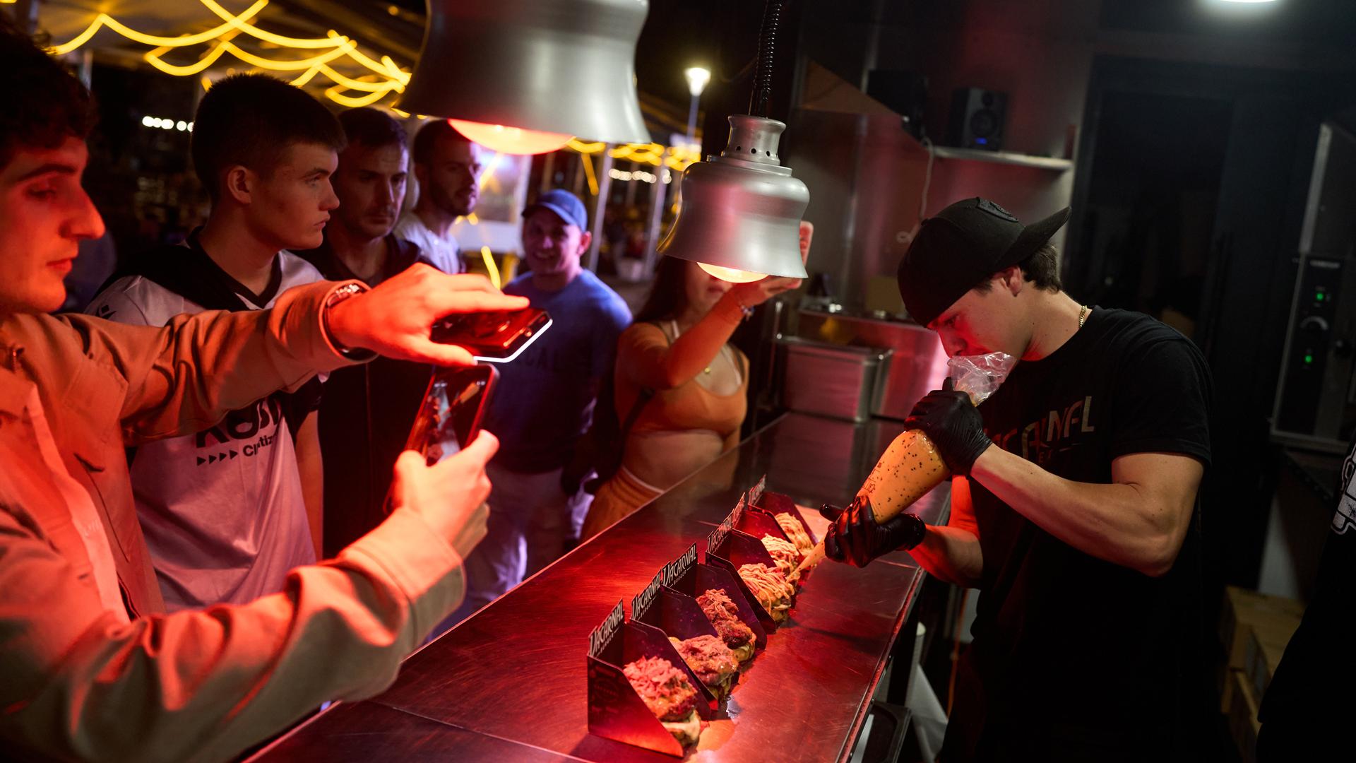 The Champions Burger abre sus puertas en el parque del Runa con ligera afluencia de público