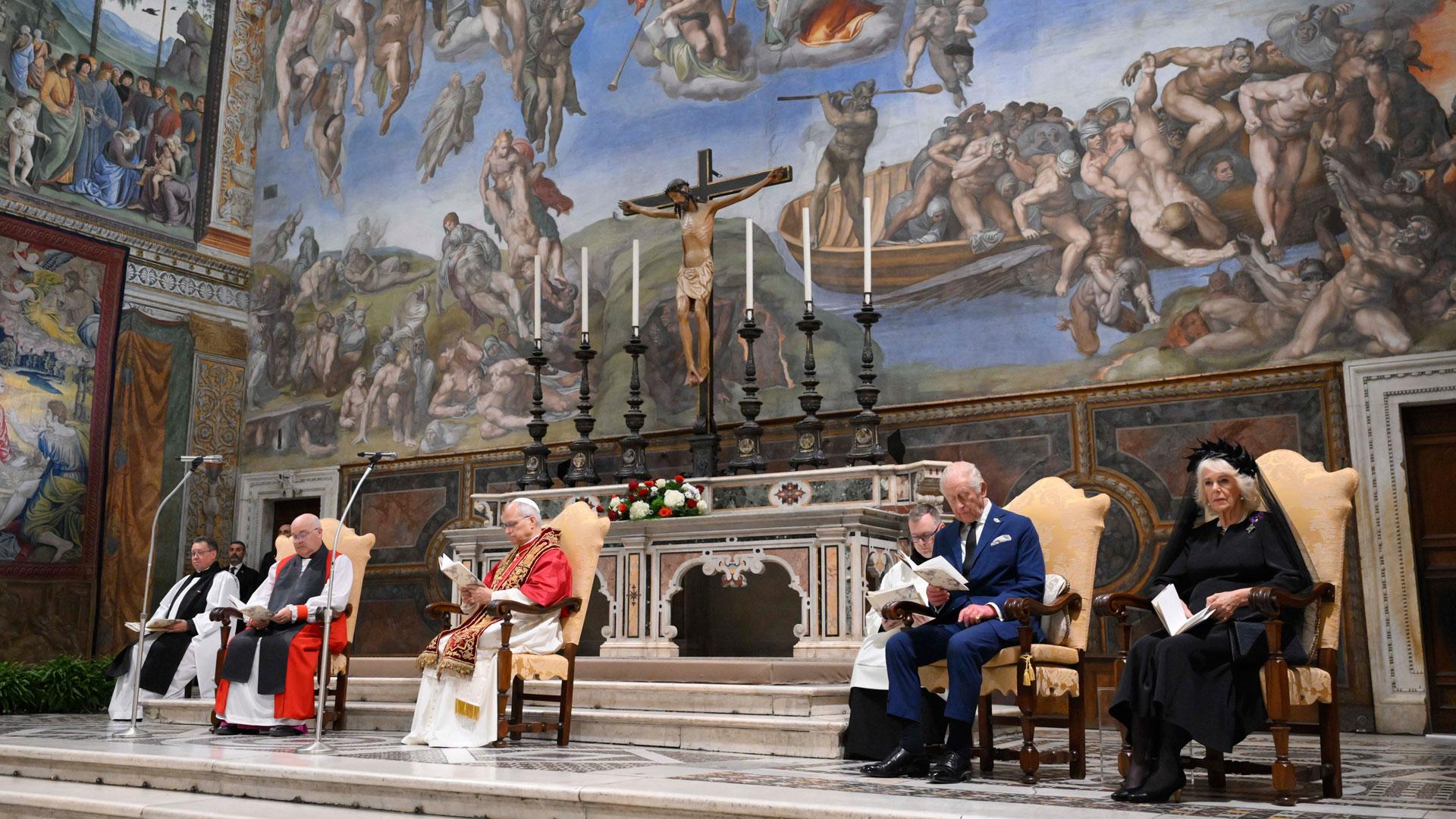 El papa León XIV y el arzobispo de York, Stephen Cottrell, presiden en la Capilla Sixtina la oración ecuménica en la que han participado los reyes del Reino Unido Carlos III y Camila, con un vestido negro y velo
