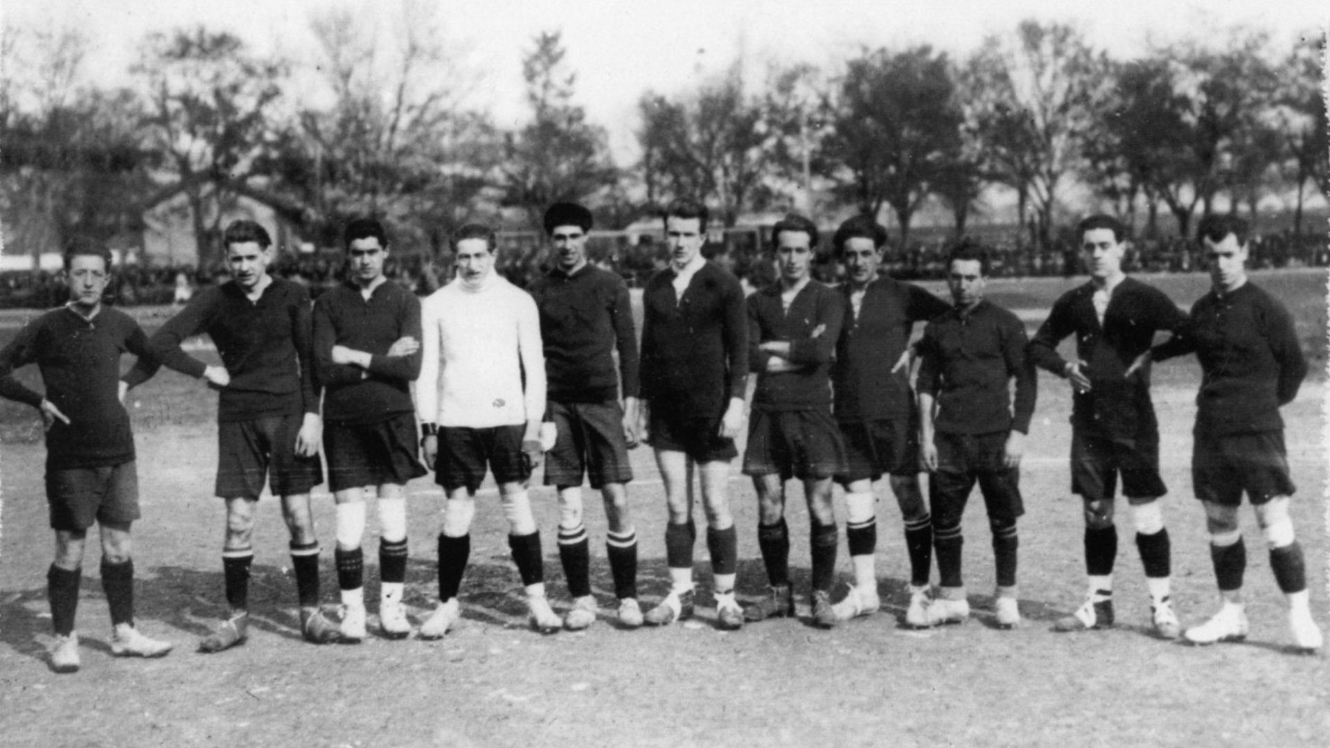 Una de las primeras alineaciones de Osasuna ddn LOS PIONEROS de un club líder. Una de las primeras alineaciones de Osasuna. De izquierda a derecha aparecen Idoate, Azagra, Aldave, Néstor Rasero, Meaurio, Aizpún, Moreno, Lusarreta, Gorraiz, Echarren y Gortari. DDN