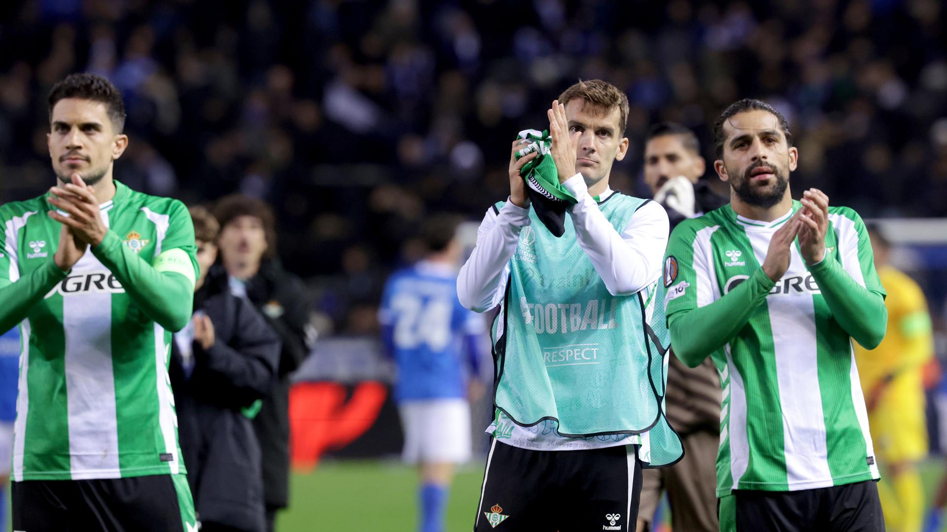 Los futbolistas del Real Betis tras empatar con el Genk