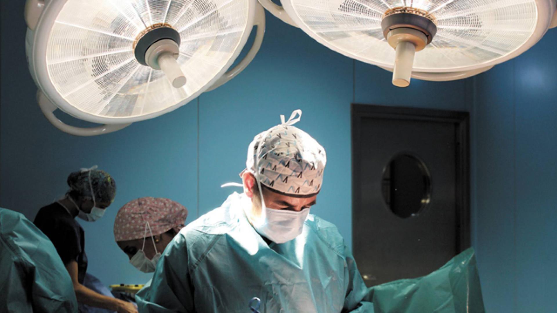El doctor Alberto Marqués cuenta con una amplia experiencia en cirugía endoscópica de columna