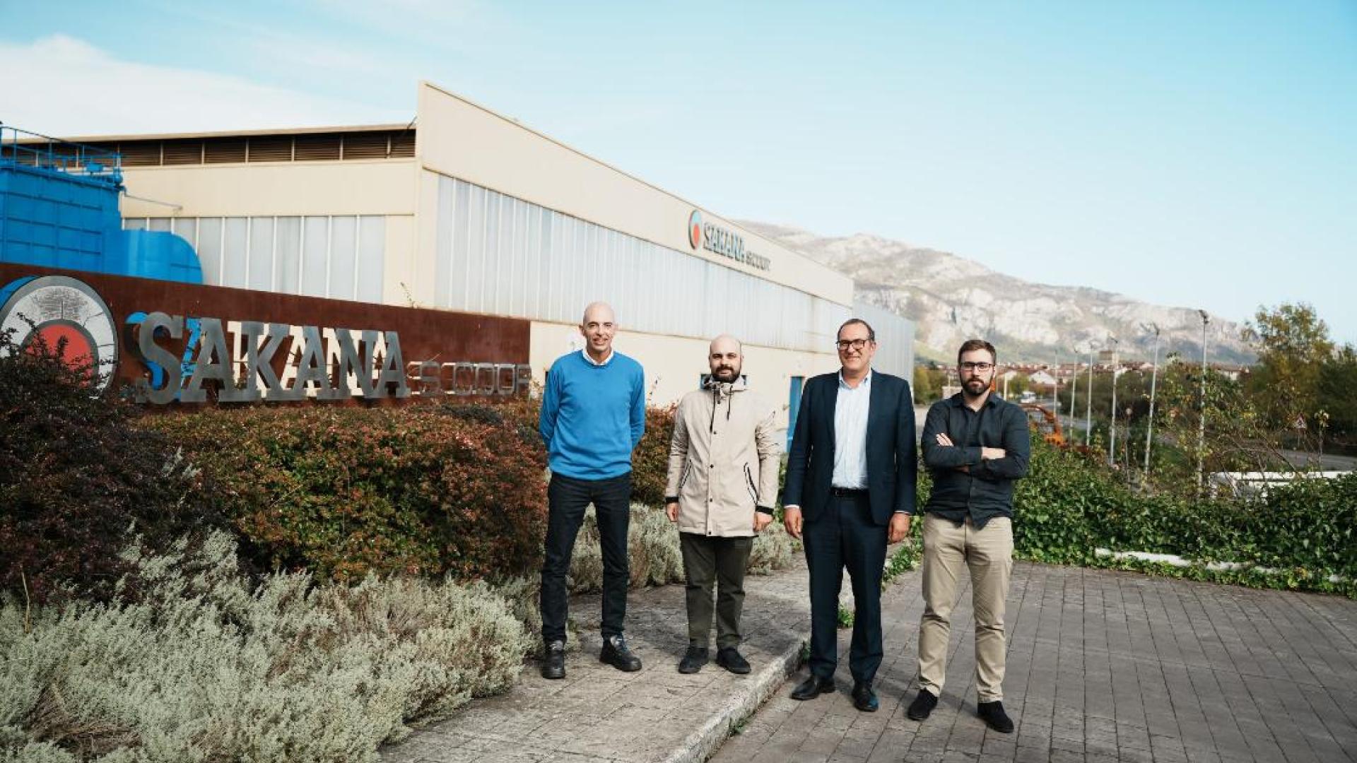 De izquierda a derecha, Gorka Eceolaza (presidente del Consejo rector de Sakana Group), Marcos Escudero, jefe de Área de Políticas Industriales del Ministerio de Industria; Jaime Urcola (director gerente de Sakana Group) e Iker Chasco, director gerente de Enercluster.