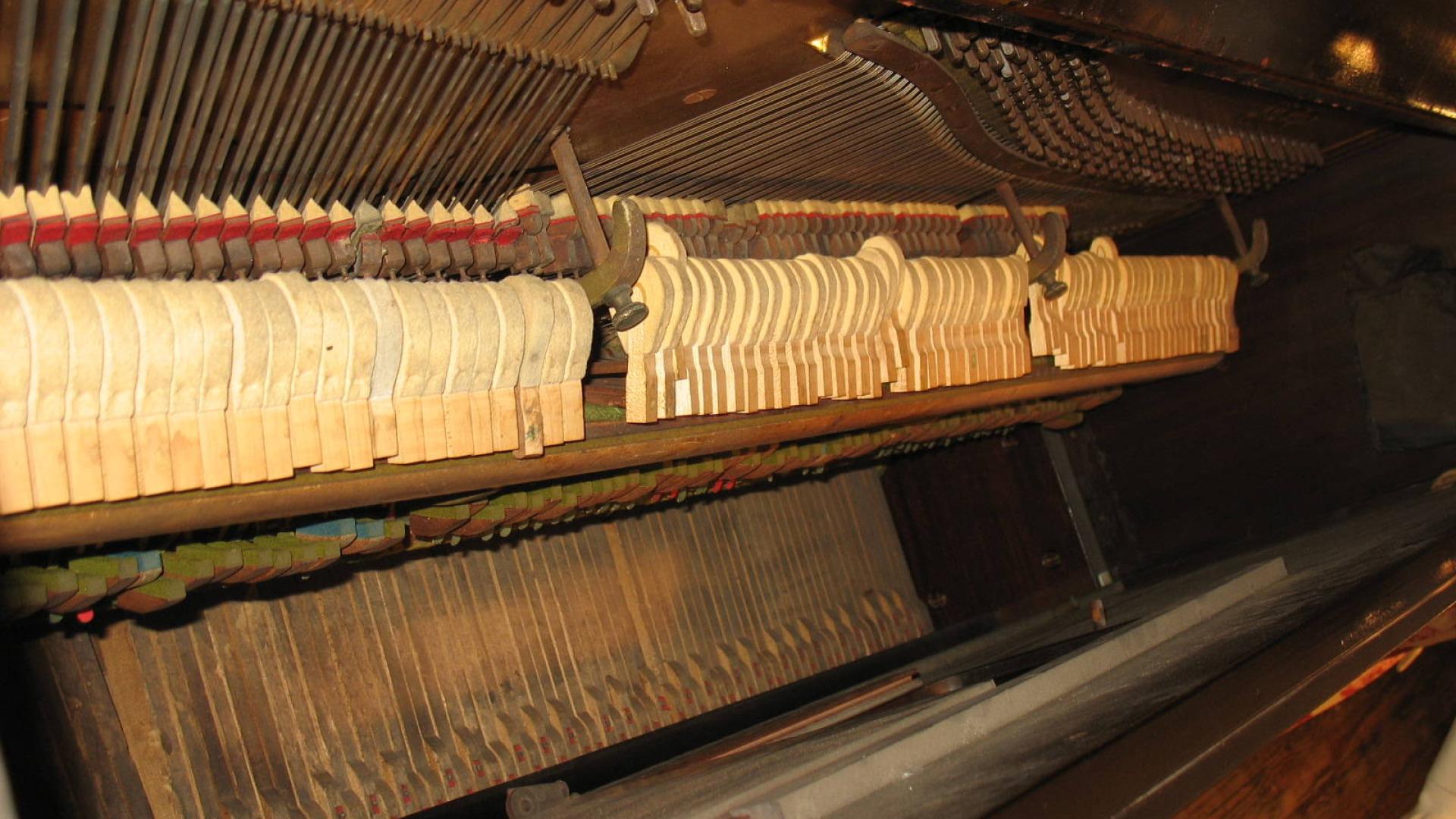 Interior de un piano antiguo