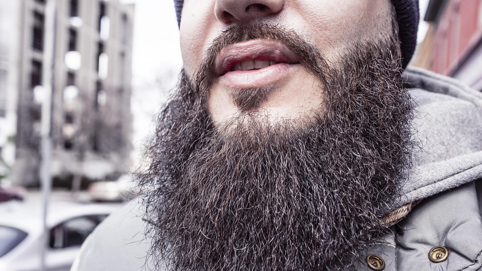 El vello facial masculino atrapa mucha suciedad porque es más grueso y curvado que el de otras zonas