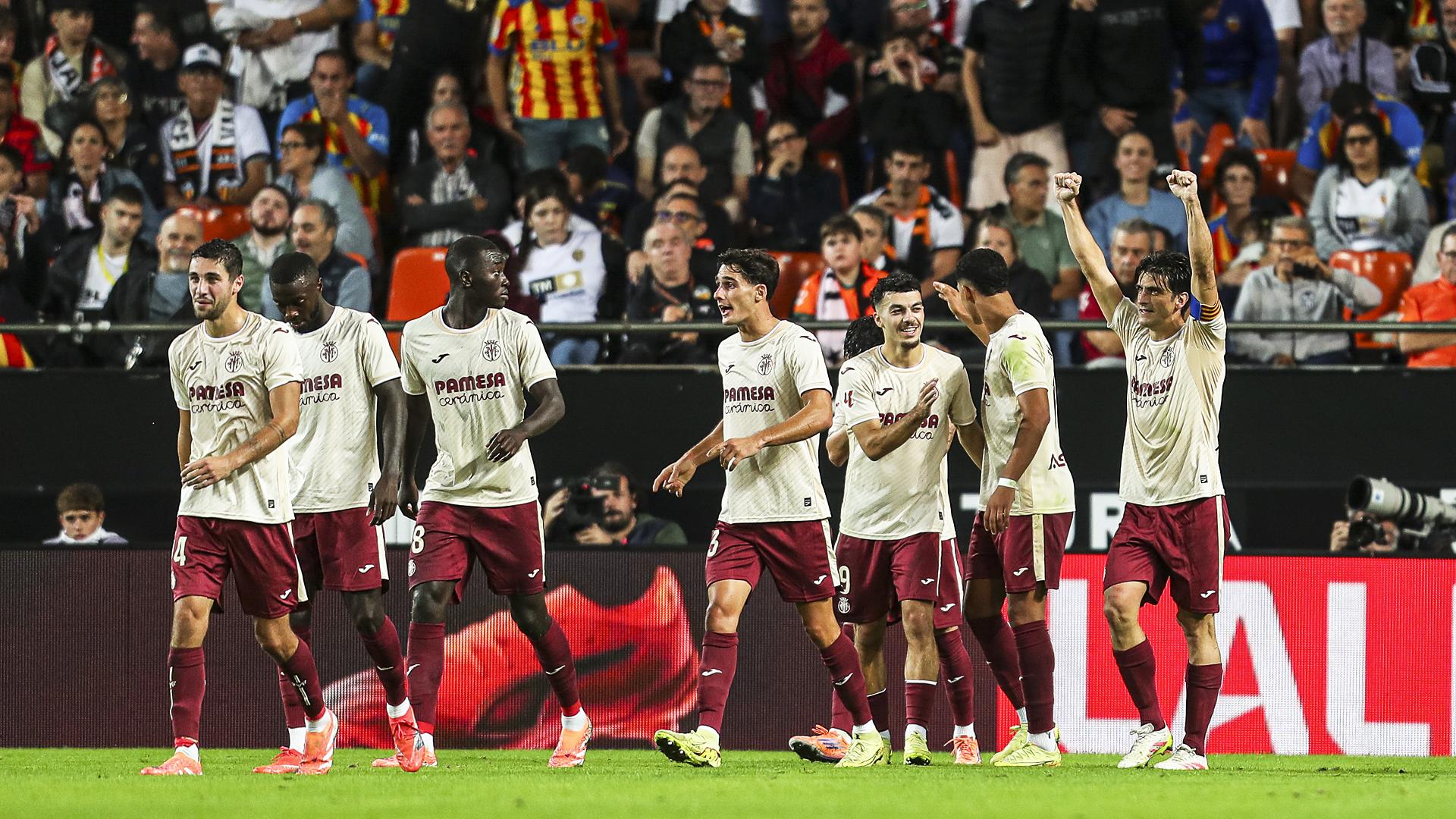 Gerard Moreno (dcha.) celebra con sus compañeros el 0-1 tras marcar desde los once metros /