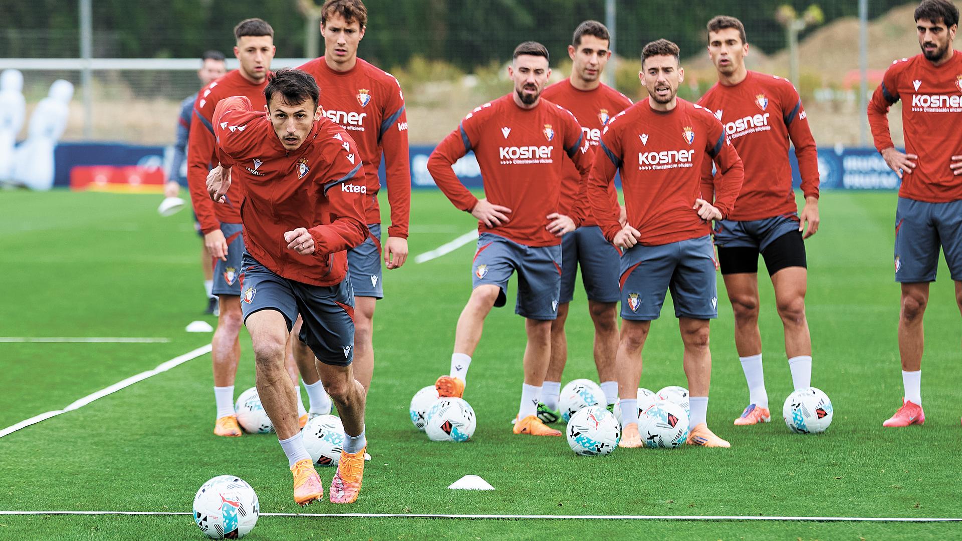 Ante Budimir conduce el balón en un ejercicio de la última sesión de la semana /